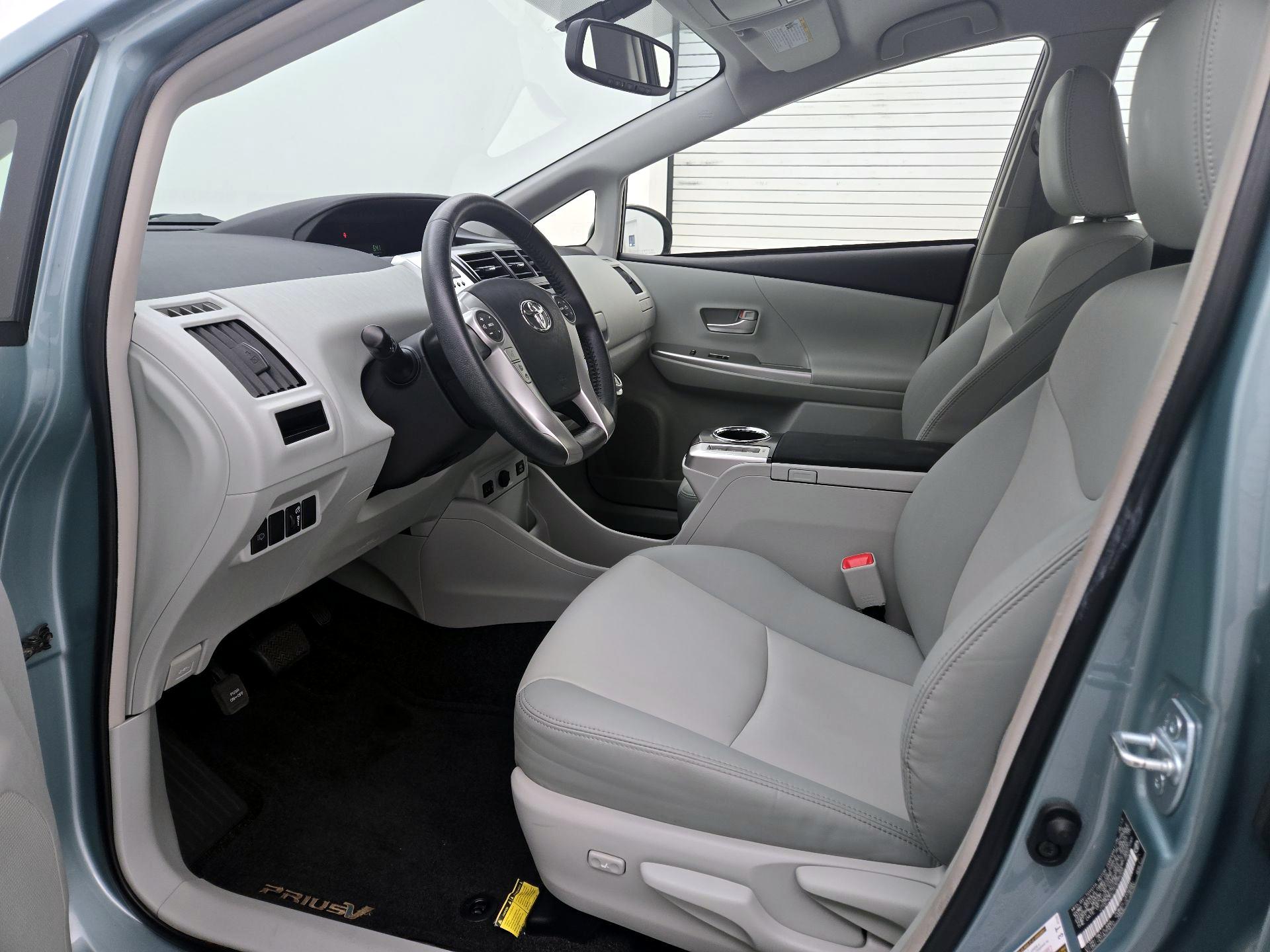 Thumbnail: 2014 Toyota Prius v - 11