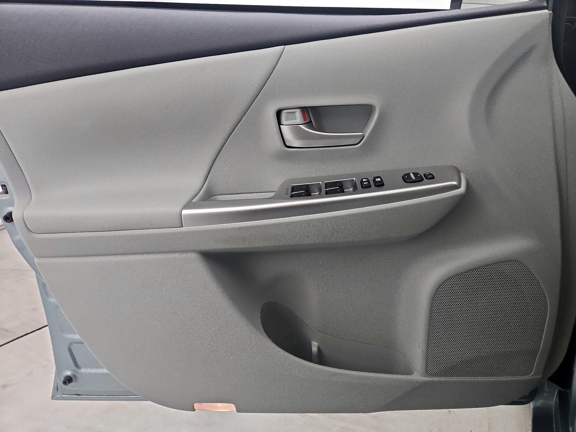 Thumbnail: 2014 Toyota Prius v - 12