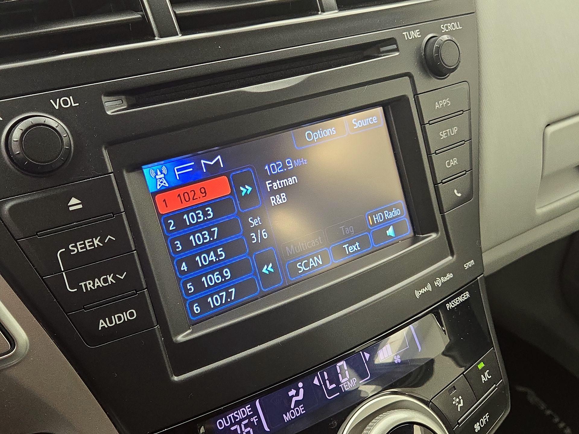 Thumbnail: 2014 Toyota Prius v - 14