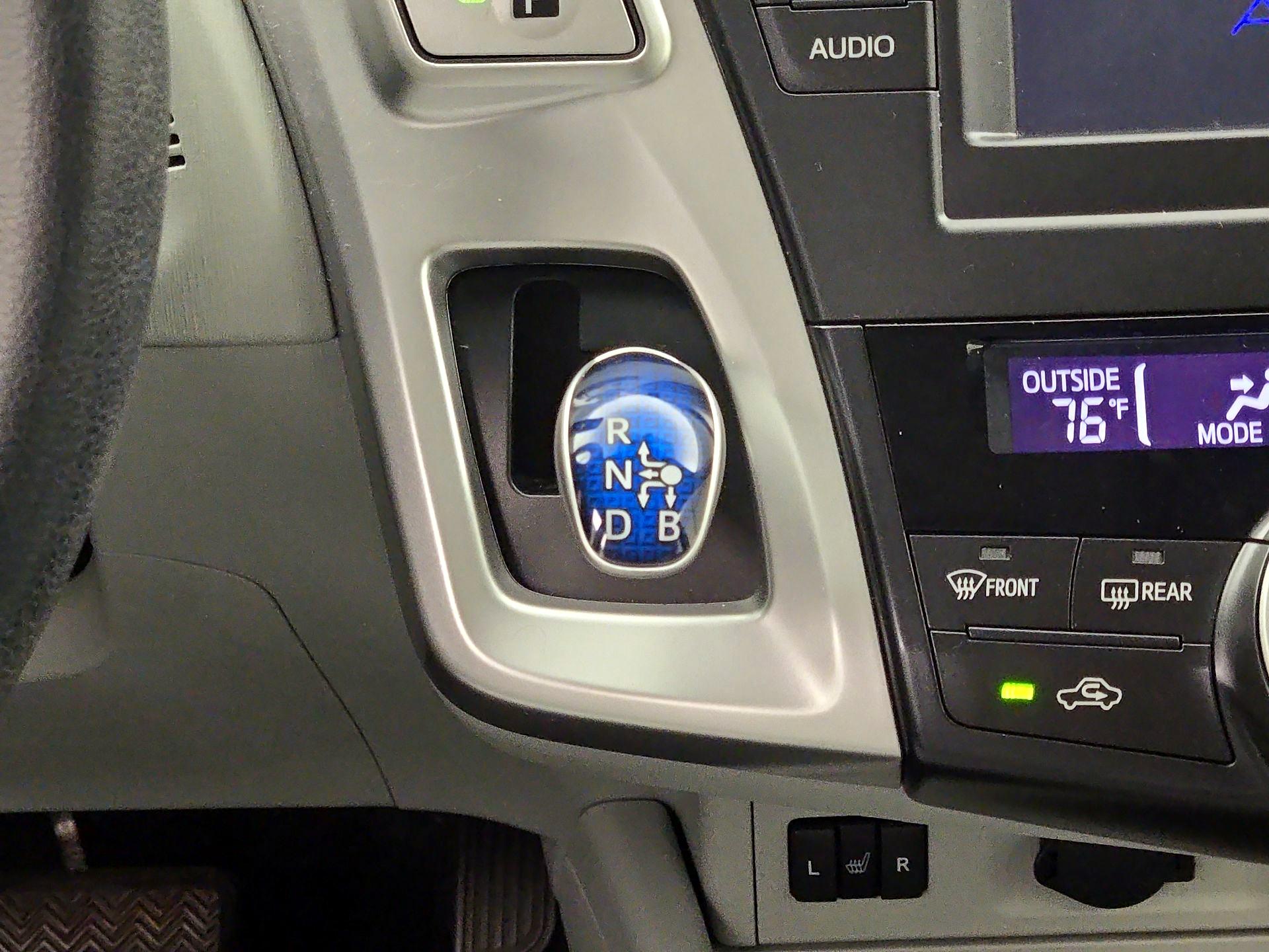 Thumbnail: 2014 Toyota Prius v - 16