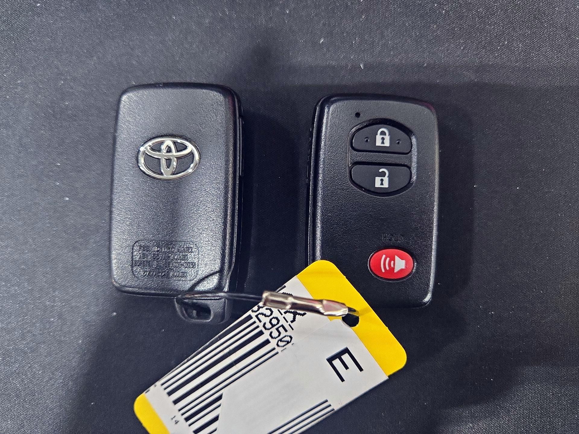 Thumbnail: 2014 Toyota Prius v - 20