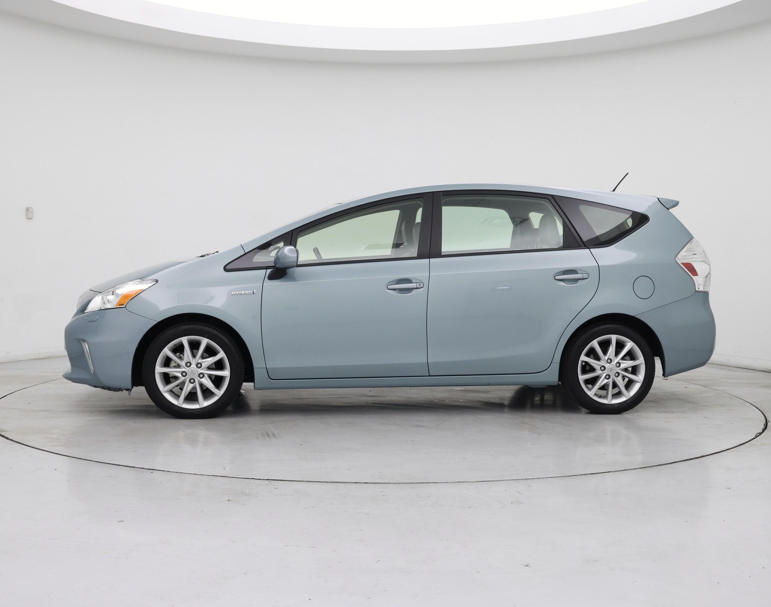 Thumbnail: 2014 Toyota Prius v - 3