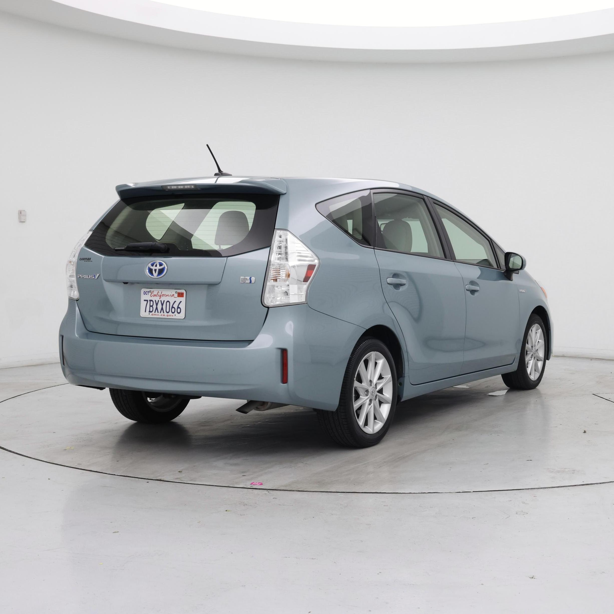 Thumbnail: 2014 Toyota Prius v - 8