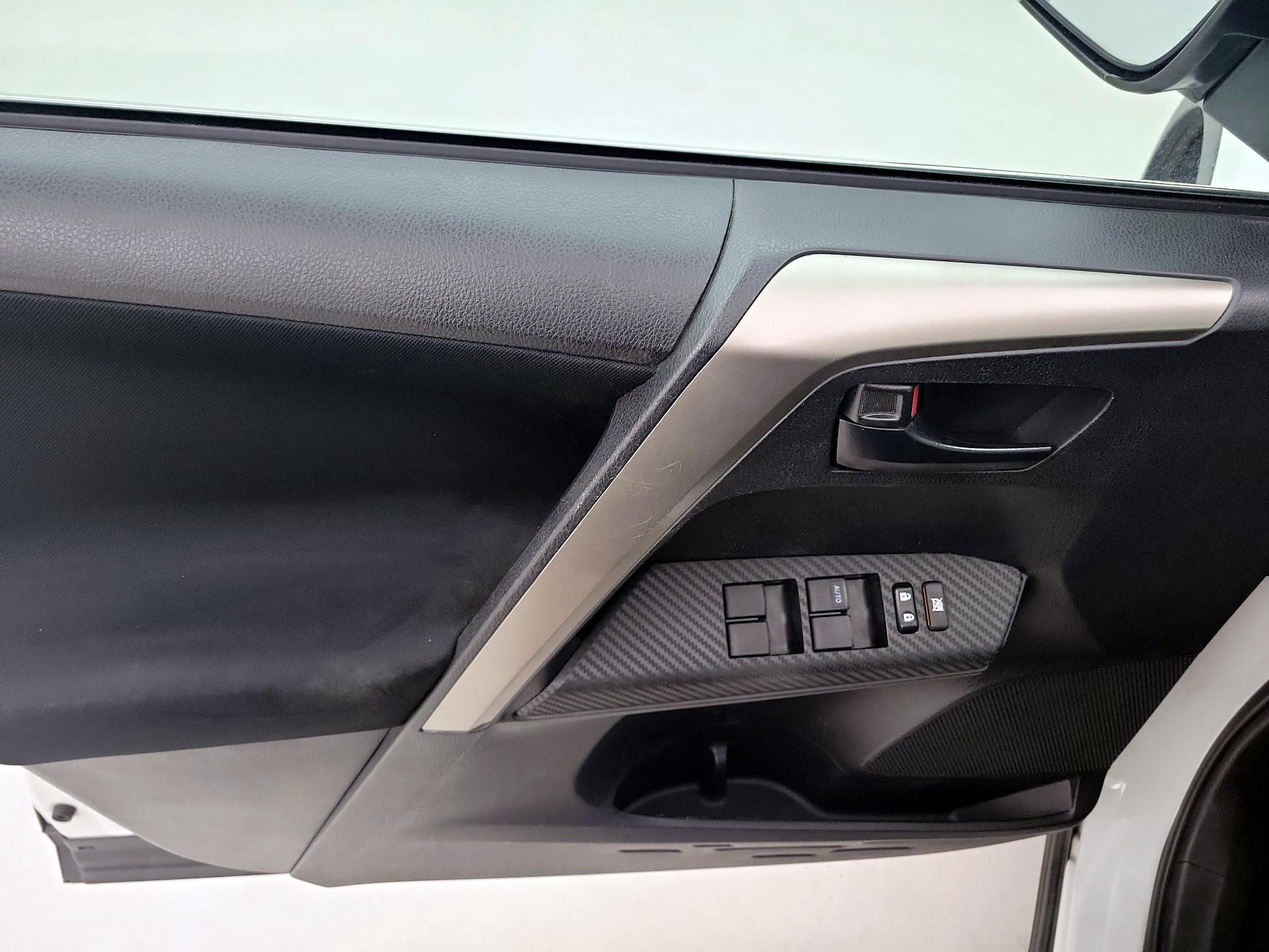 Thumbnail: 2015 Toyota RAV4 - 12