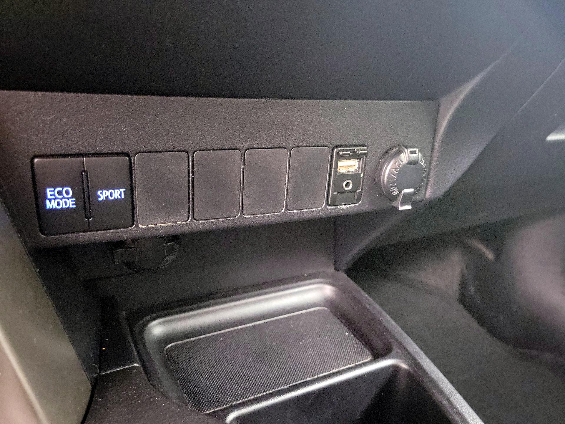 Thumbnail: 2015 Toyota RAV4 - 18