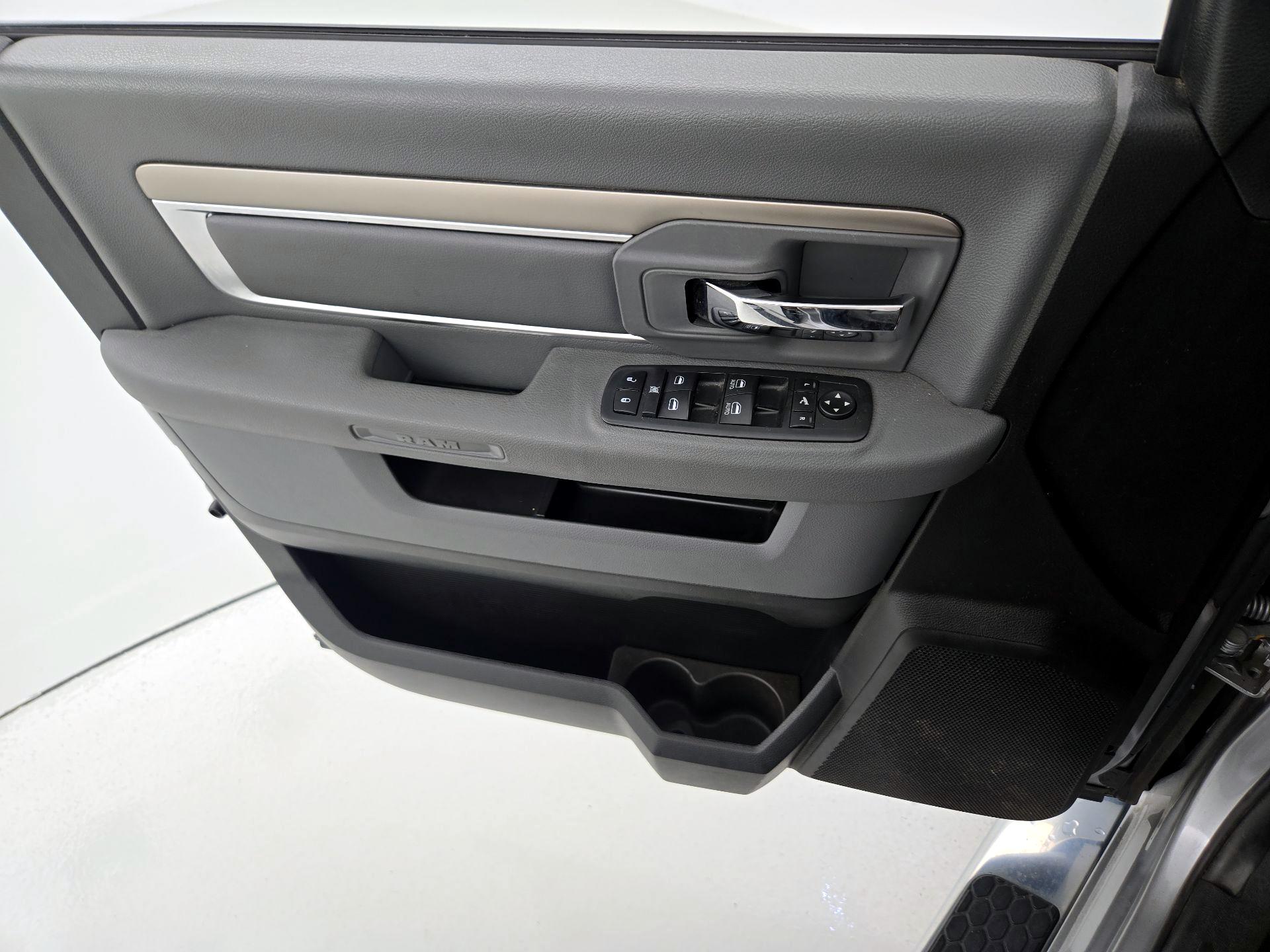 Thumbnail: 2020 RAM 1500 Classic - 12