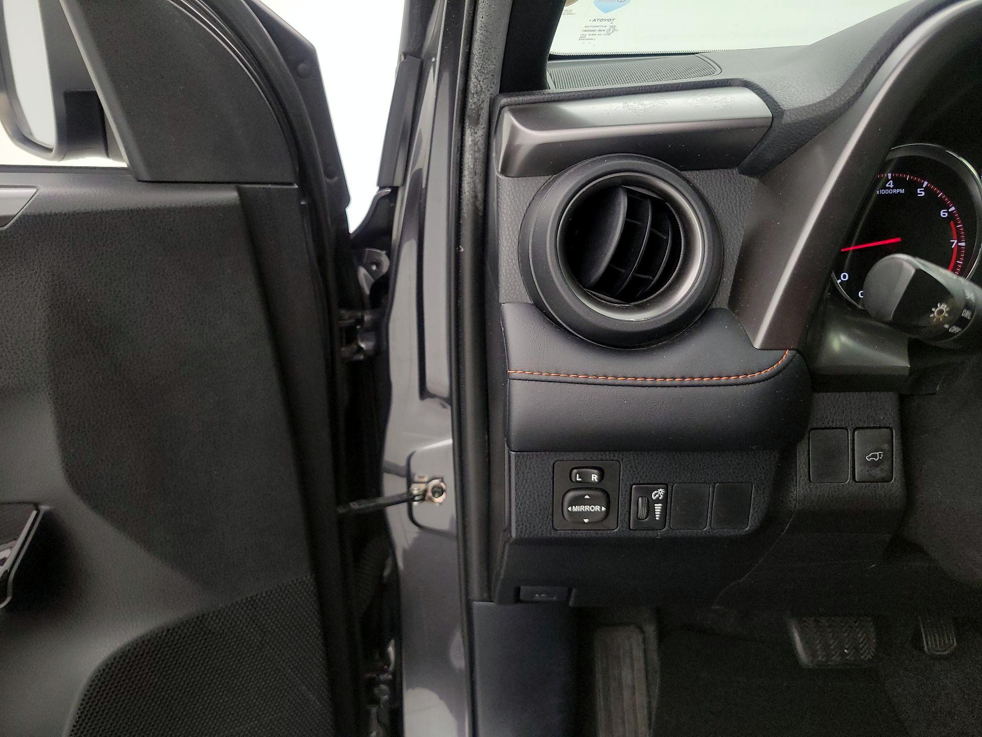 Thumbnail: 2016 Toyota RAV4 - 13