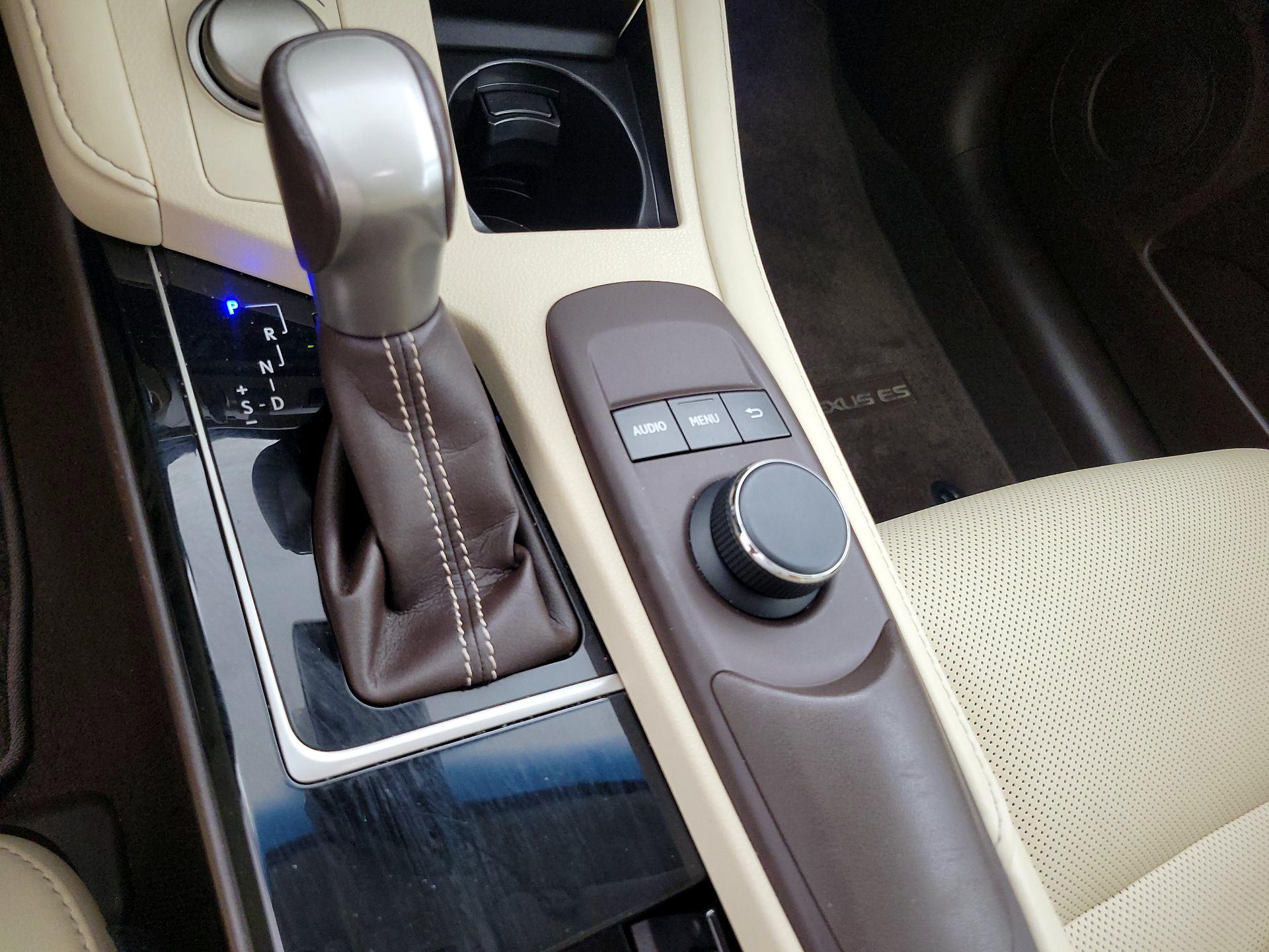 Thumbnail: 2017 Lexus ES - 17
