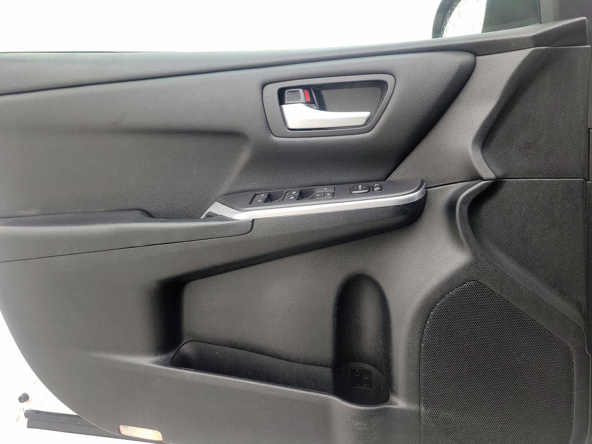 Thumbnail: 2016 Toyota Camry - 12