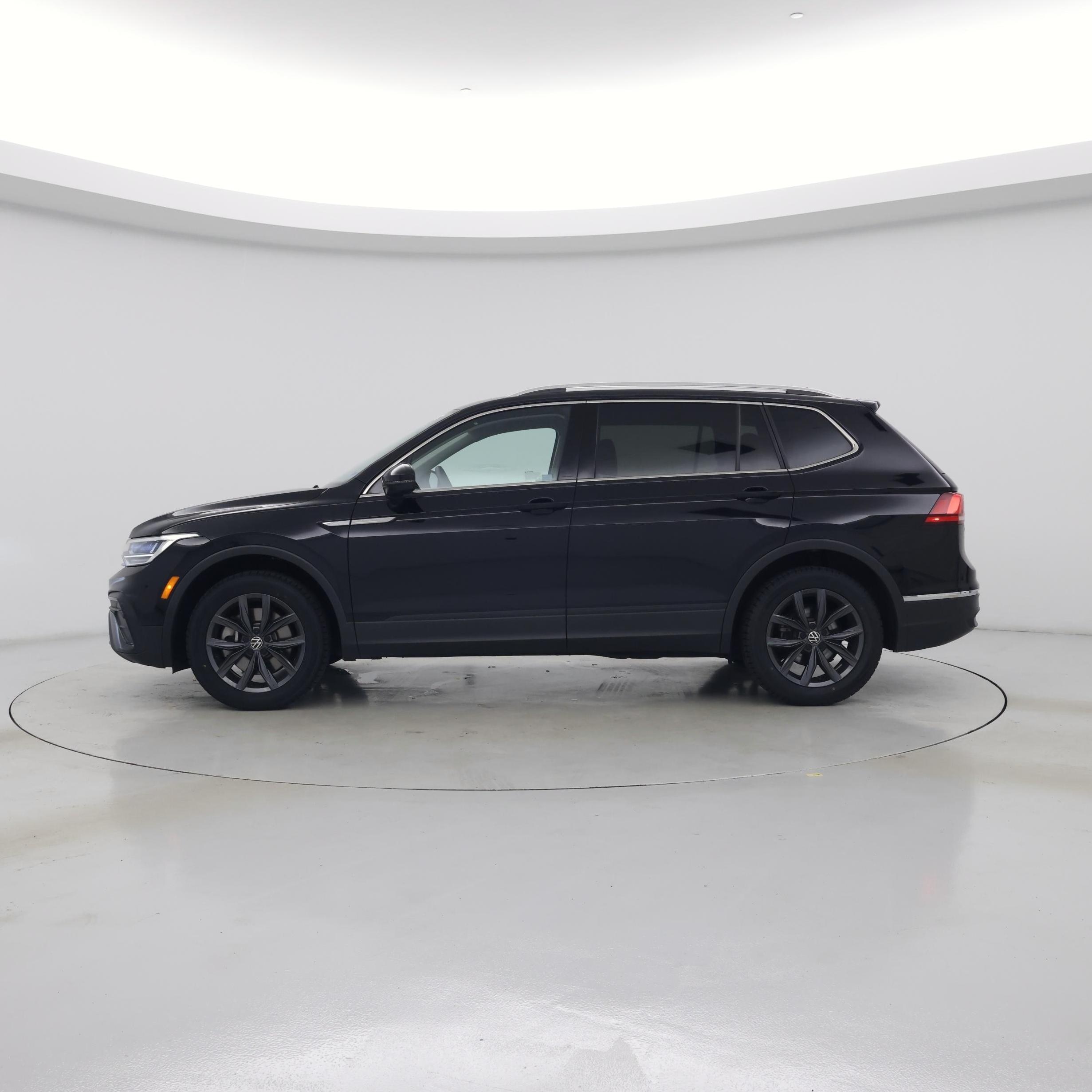 Thumbnail: 2023 Volkswagen Tiguan - 3