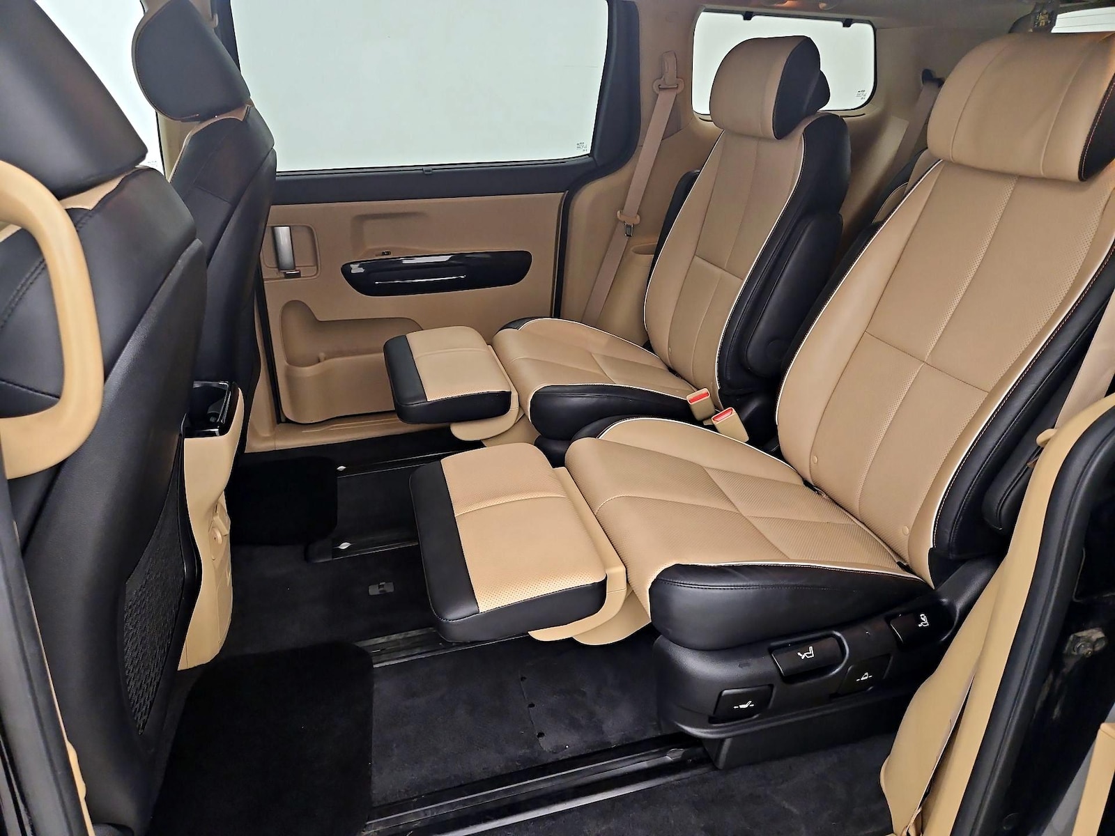 2016 Kia Sedona SX Limited - Photo 22