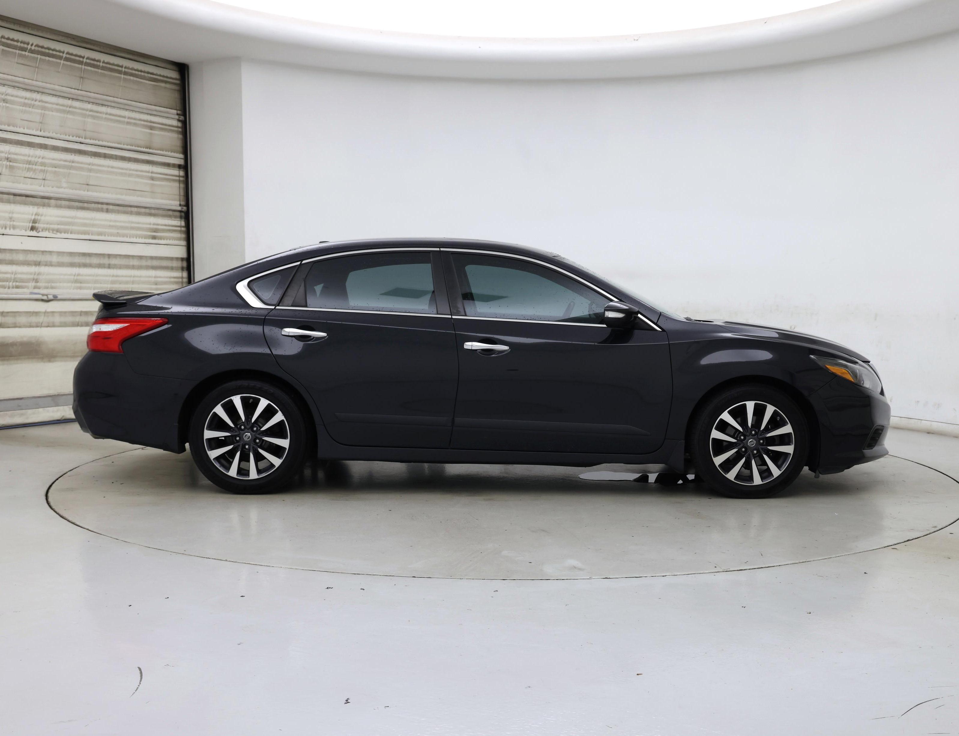 Thumbnail: 2017 Nissan Altima - 7