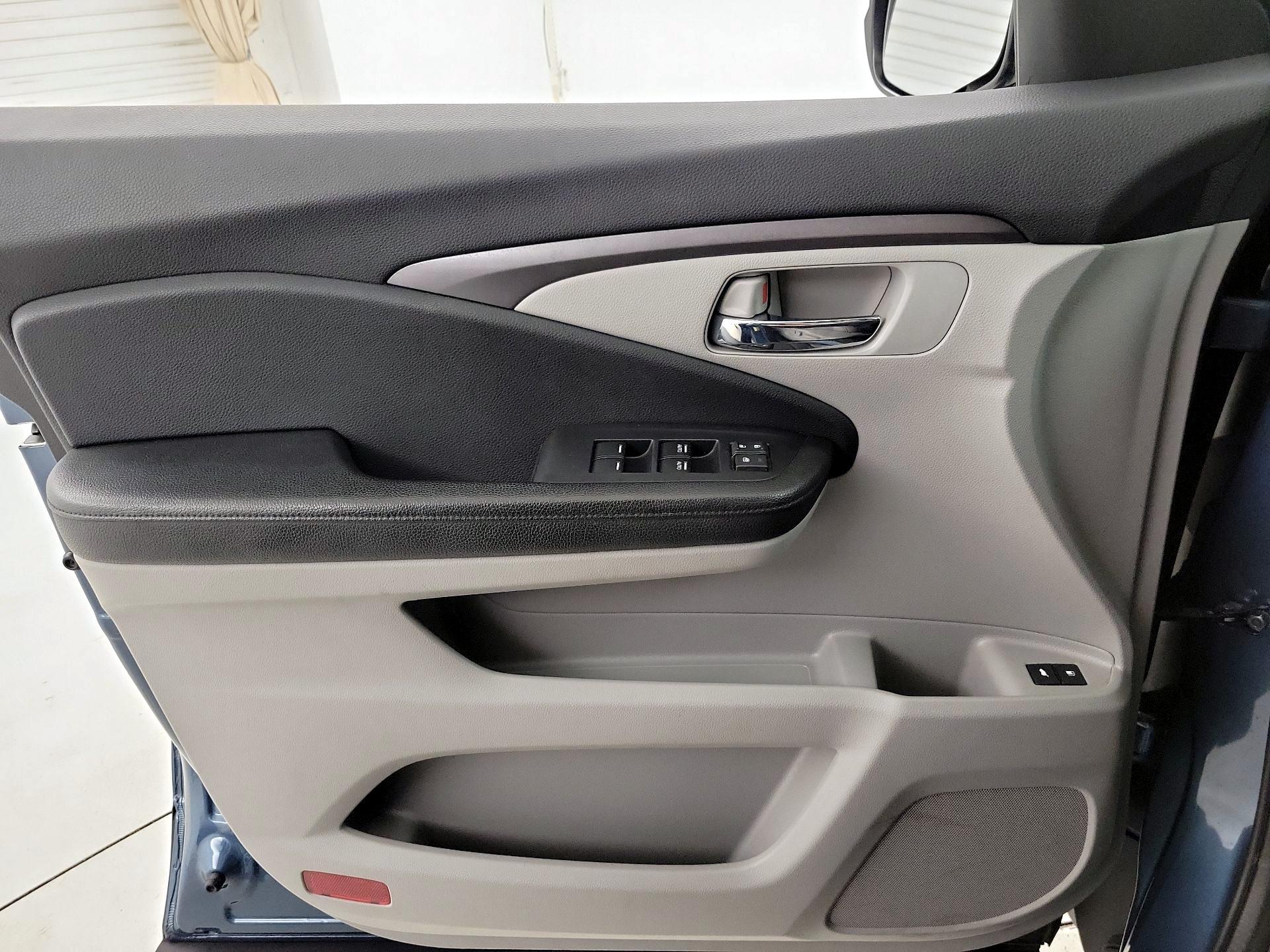 Thumbnail: 2017 Honda Pilot - 12