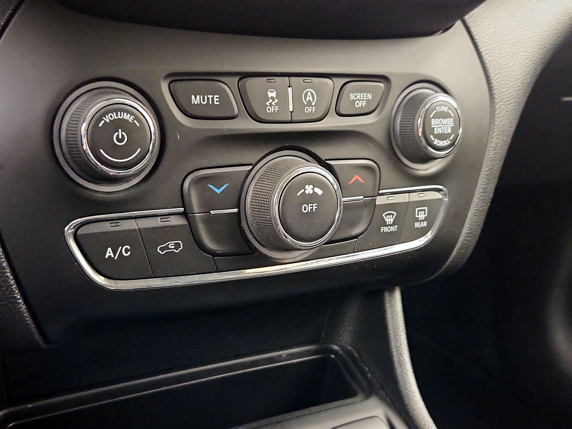 Thumbnail: 2021 Jeep Cherokee - 16