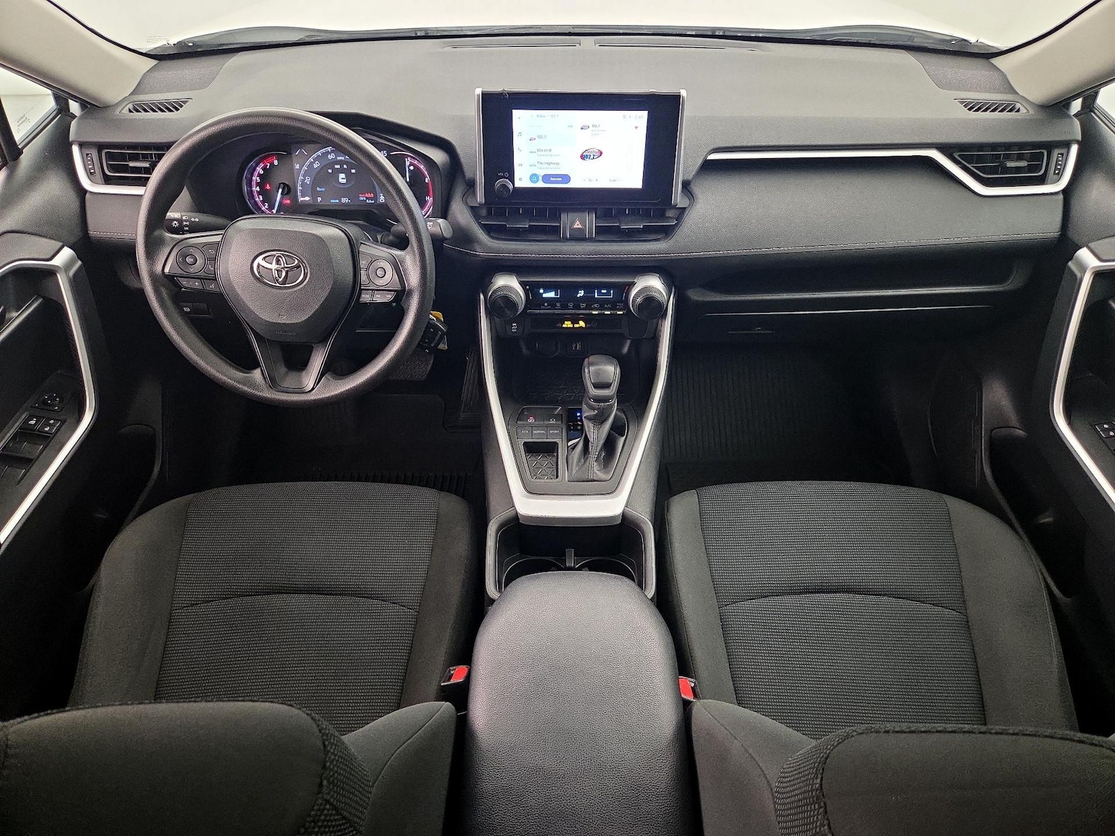 2023 Toyota RAV4 LE - Photo 10