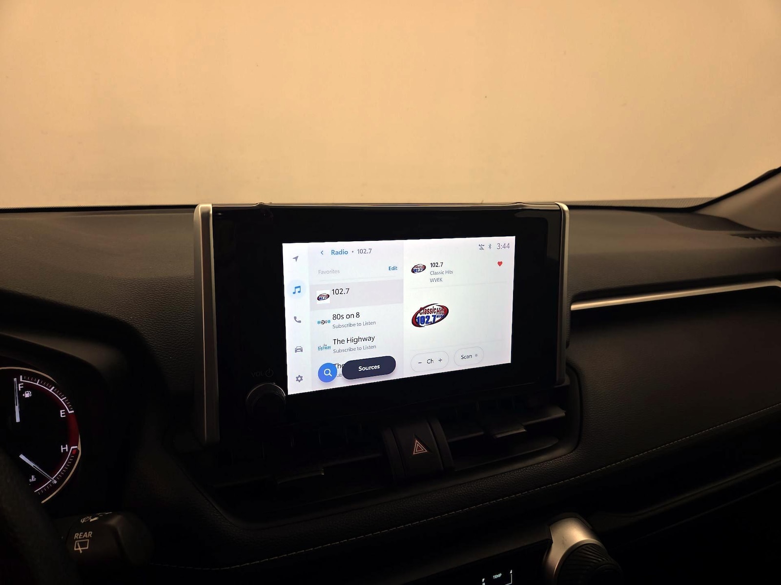 2023 Toyota RAV4 LE - Photo 16
