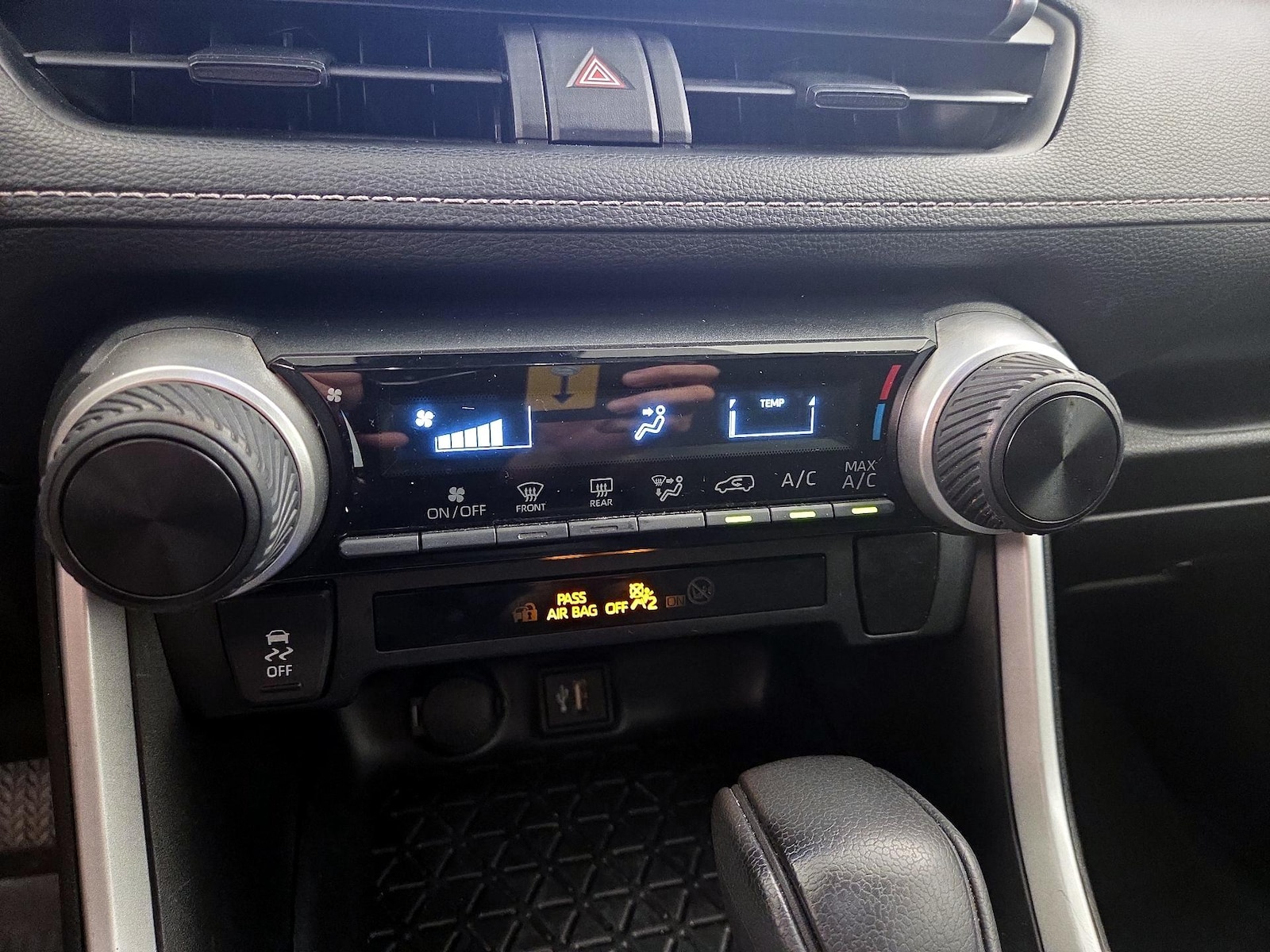 2023 Toyota RAV4 LE - Photo 17