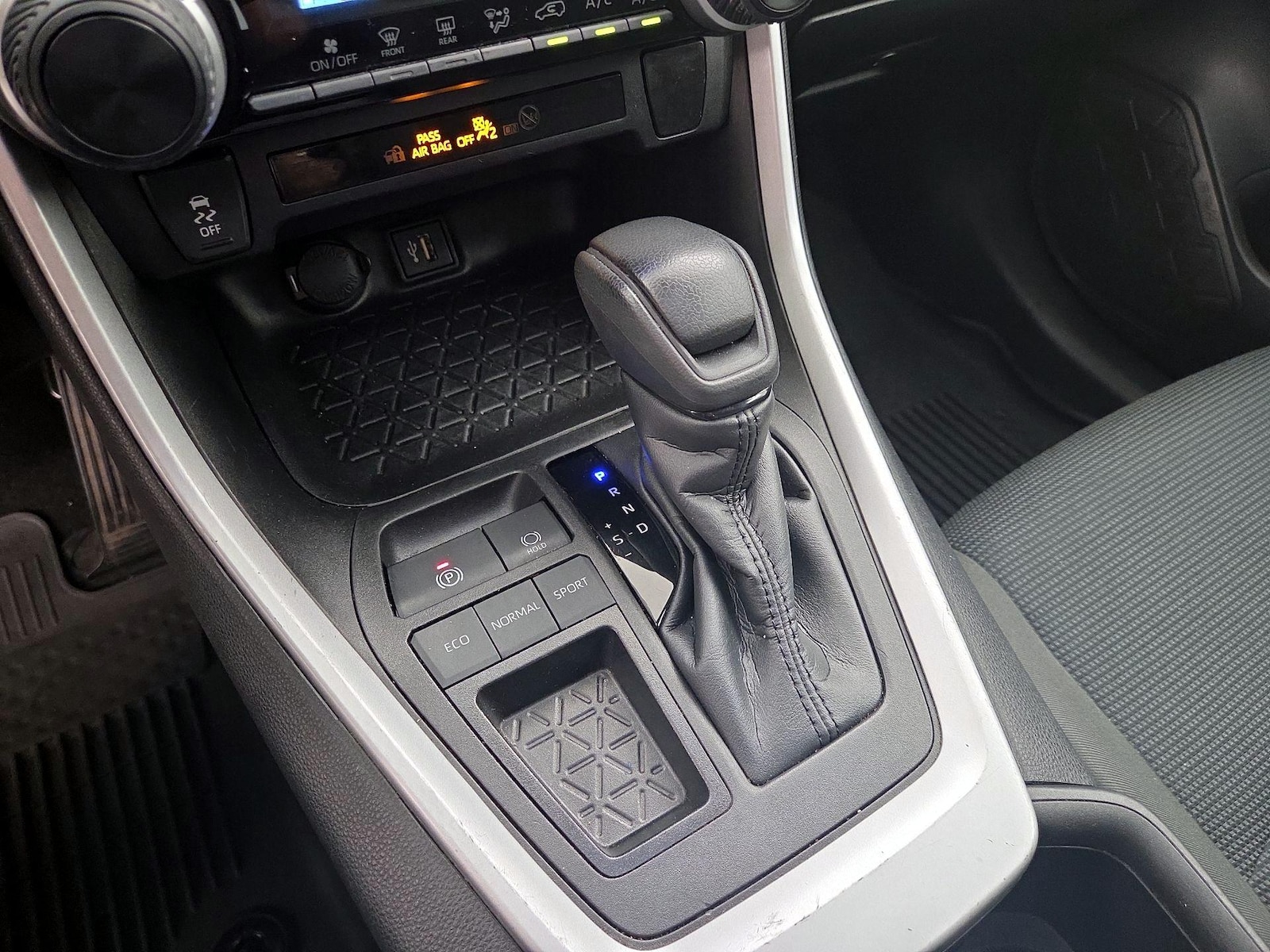 2023 Toyota RAV4 LE - Photo 18