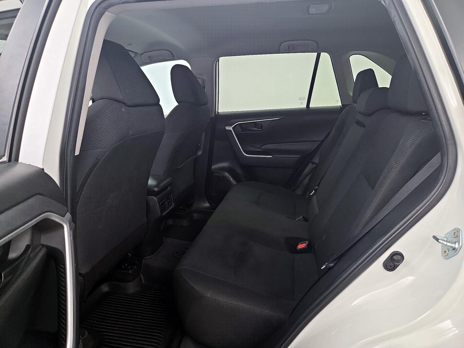 2023 Toyota RAV4 LE - Photo 20