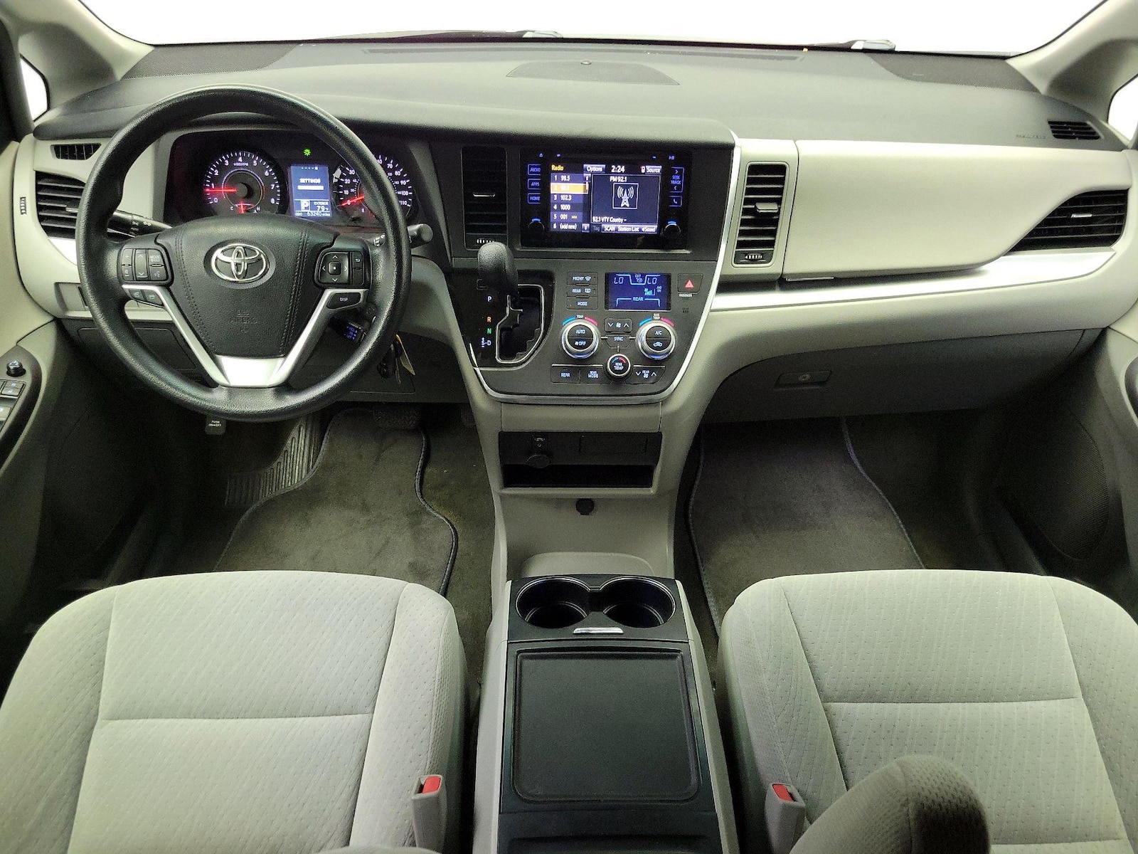 2017 Toyota Sienna LE - Photo 10