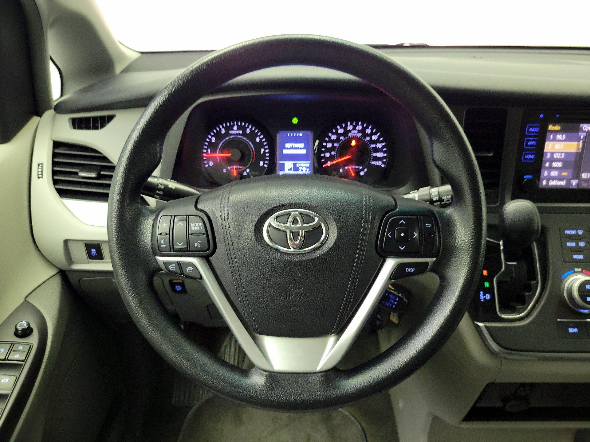 Thumbnail: 2017 Toyota Sienna - 10