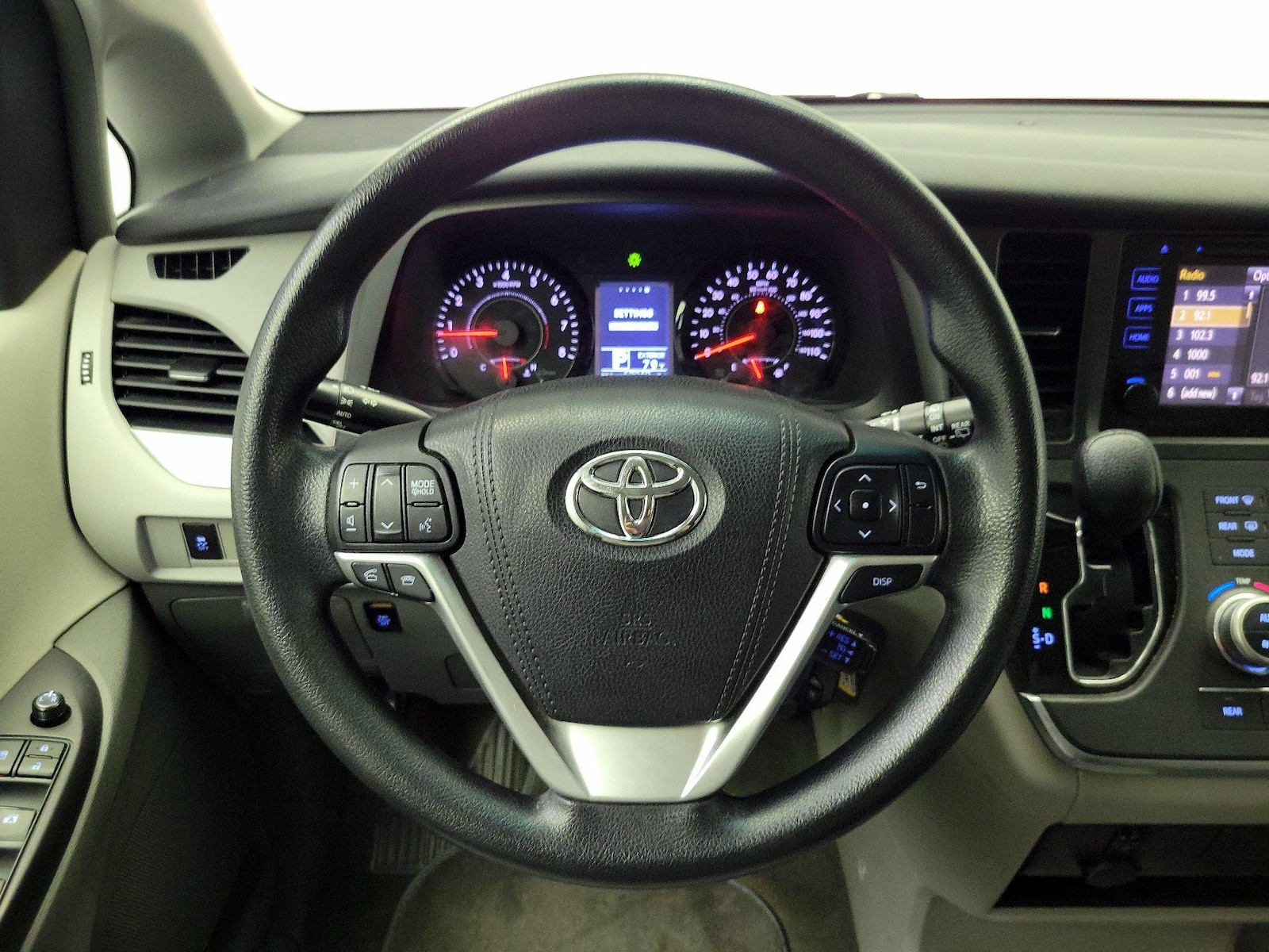 2017 Toyota Sienna LE - Photo 11