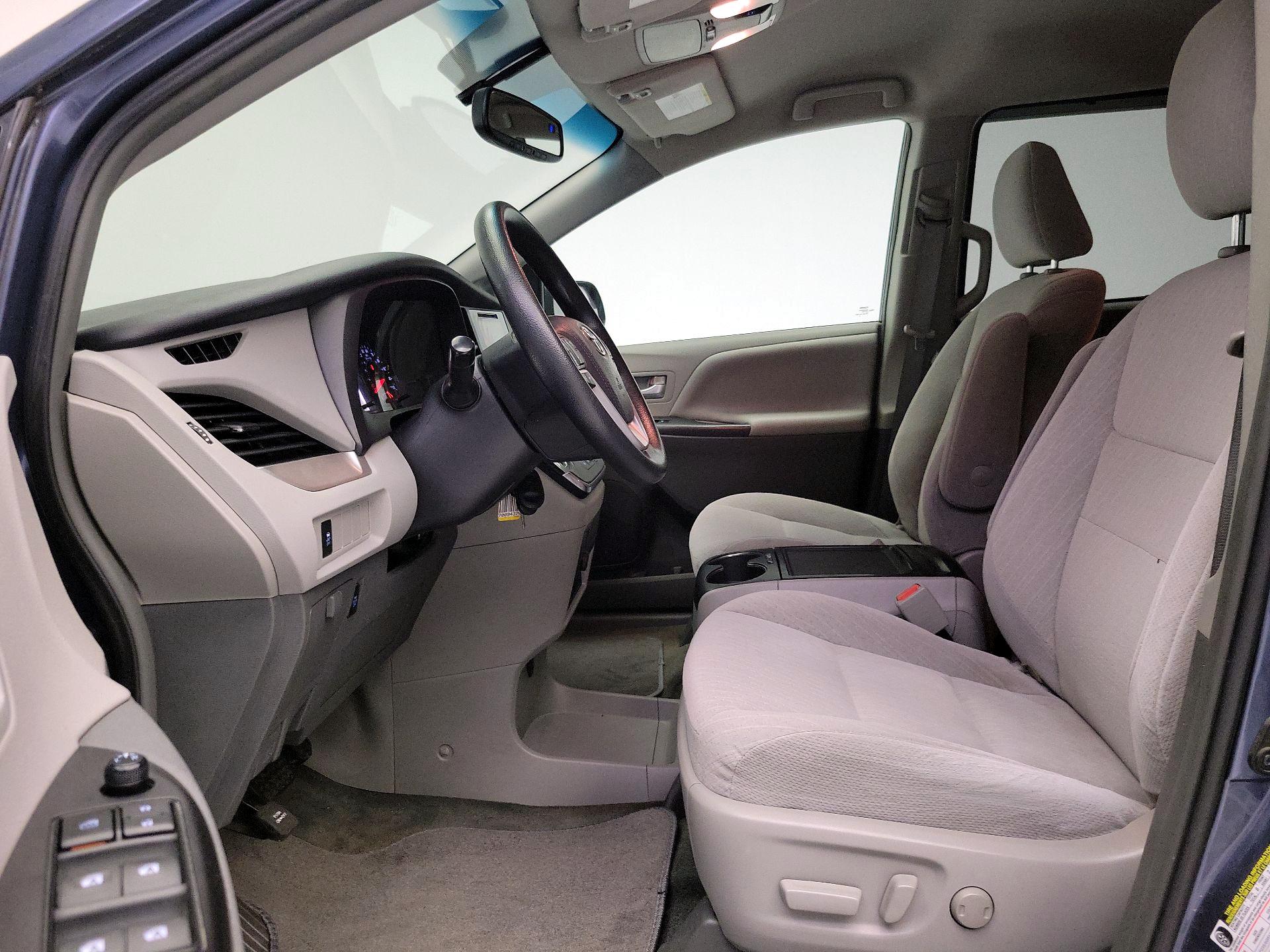 Thumbnail: 2017 Toyota Sienna - 11