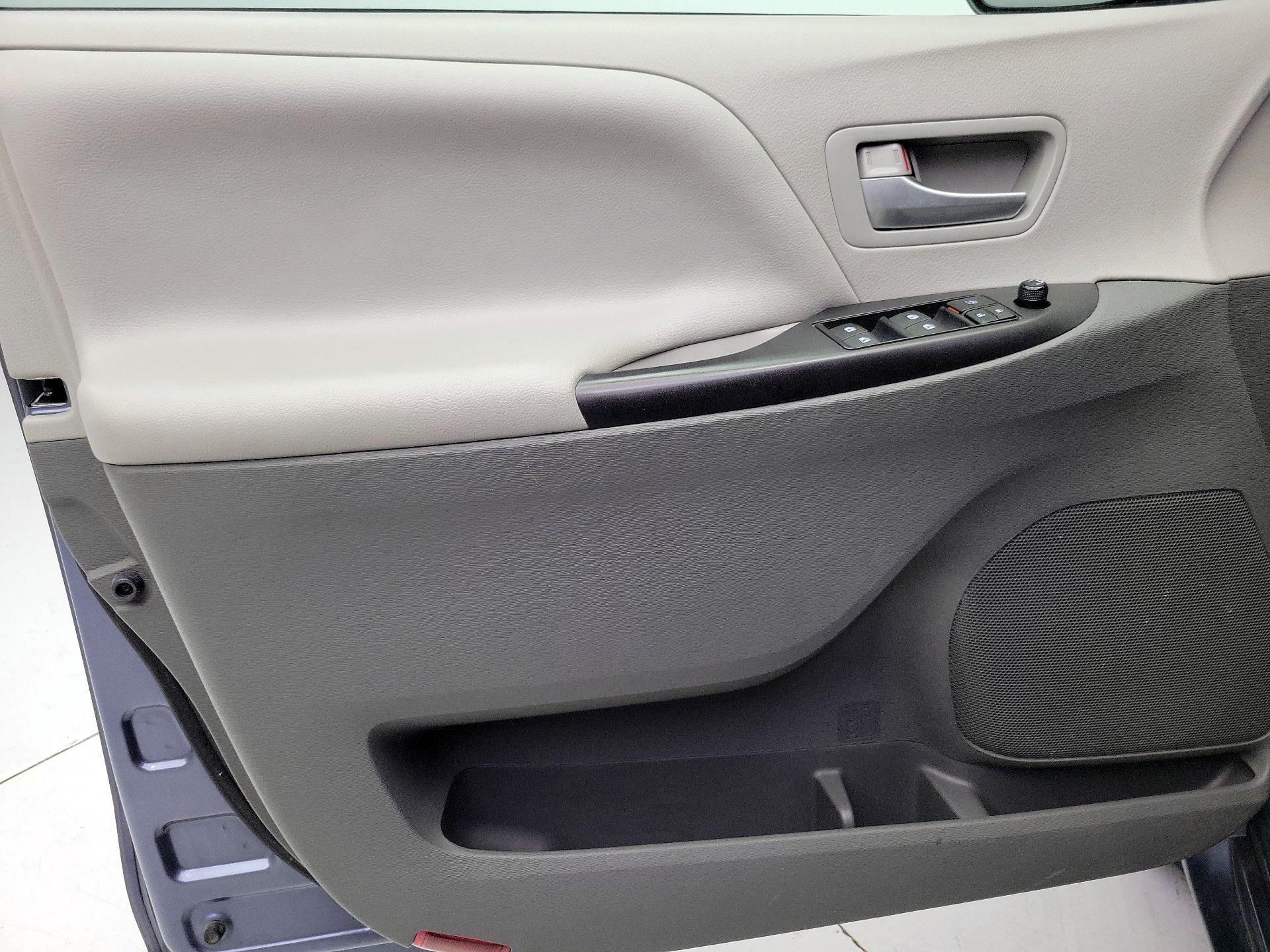 Thumbnail: 2017 Toyota Sienna - 12