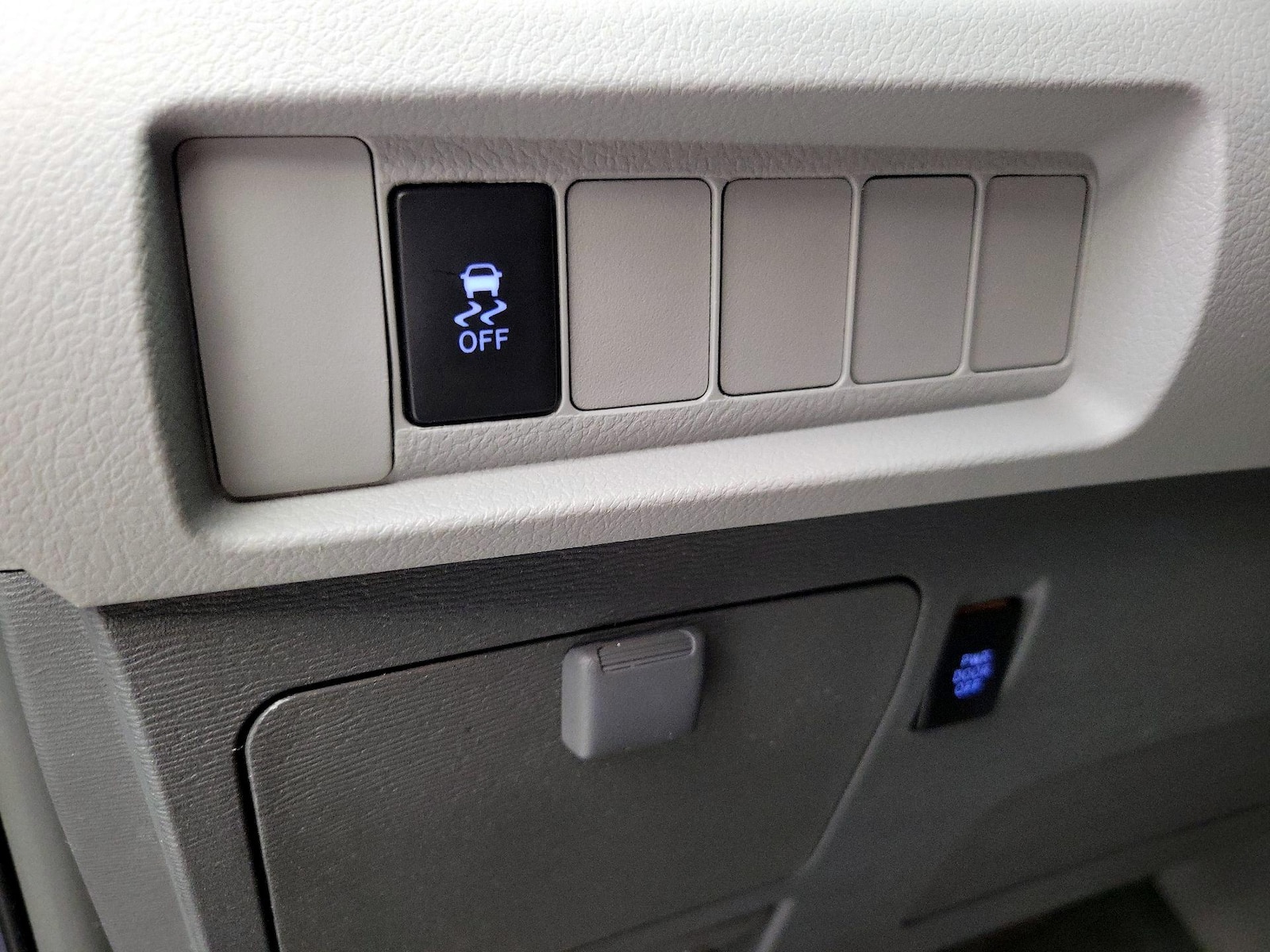 2017 Toyota Sienna LE - Photo 14