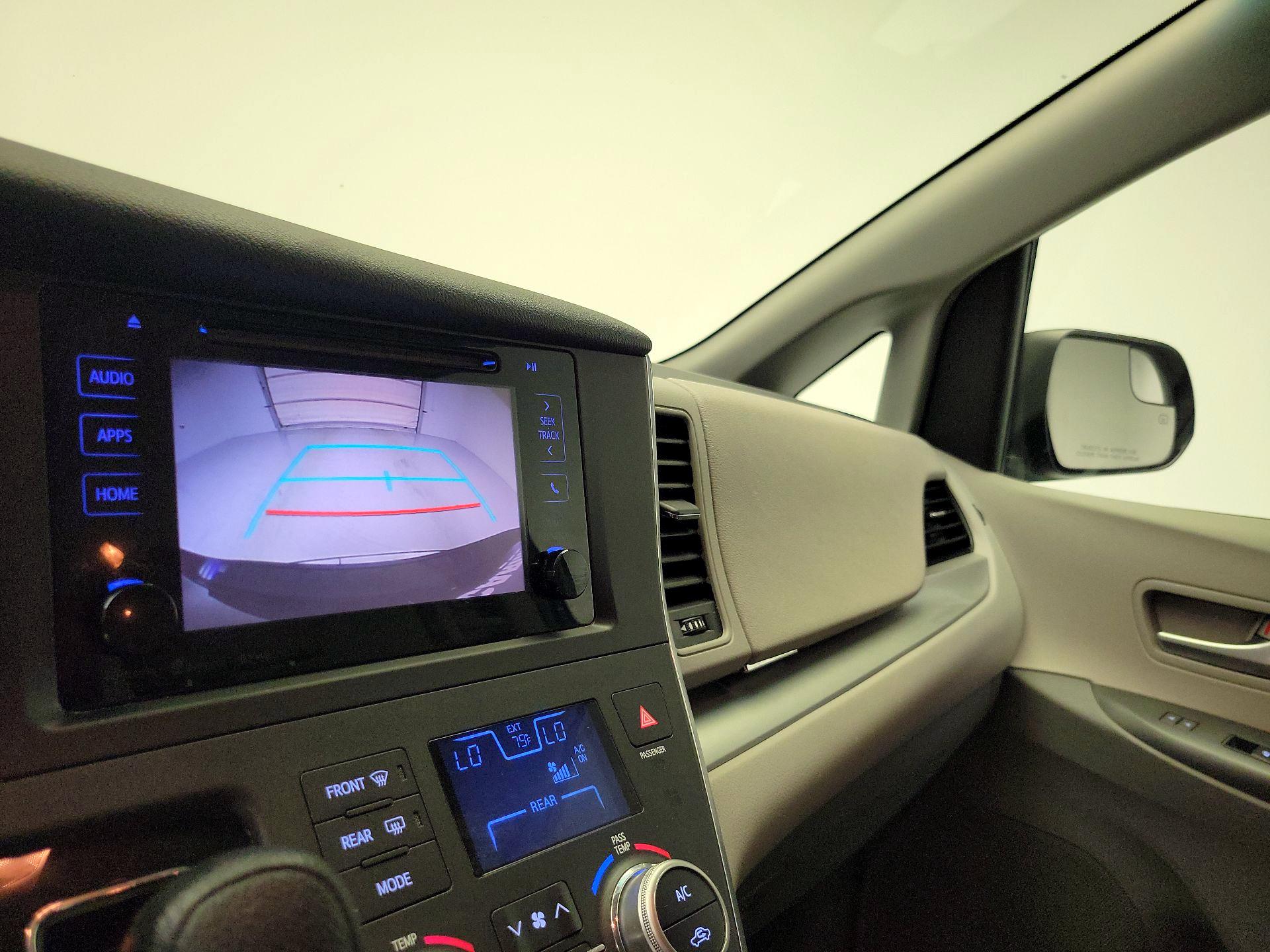 Thumbnail: 2017 Toyota Sienna - 14