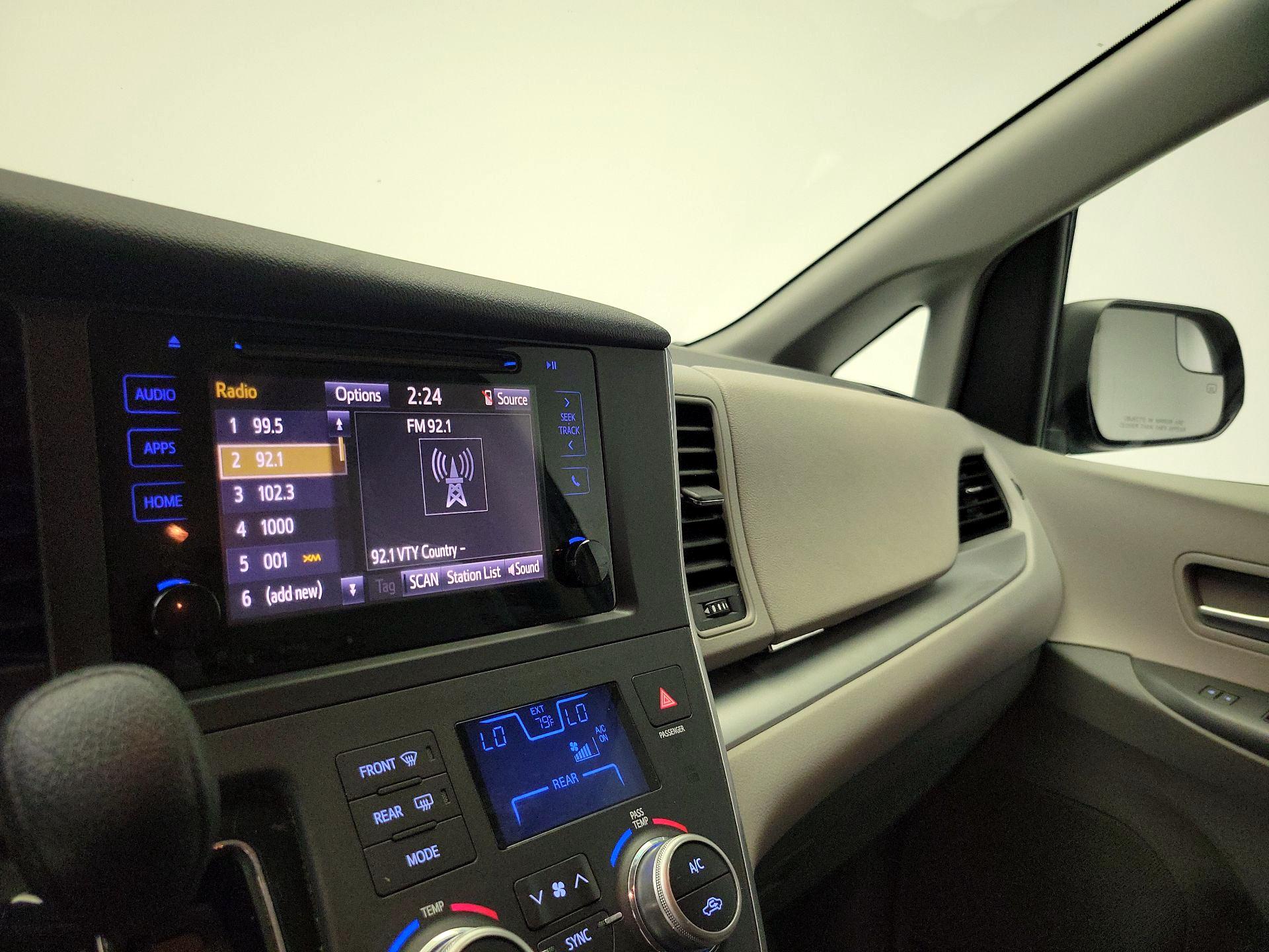 Thumbnail: 2017 Toyota Sienna - 15