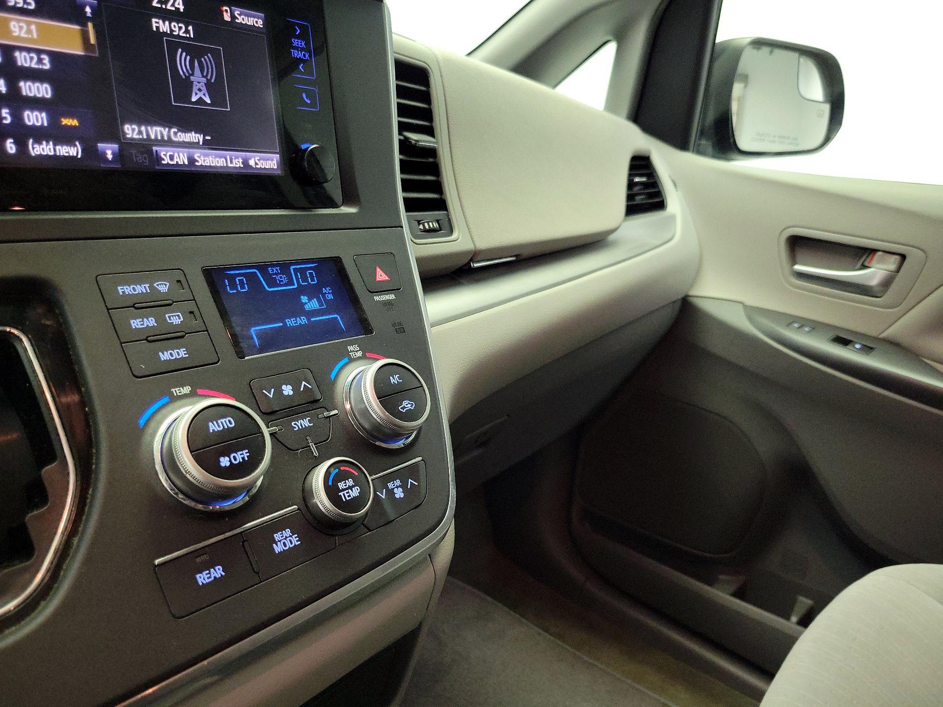 Thumbnail: 2017 Toyota Sienna - 16