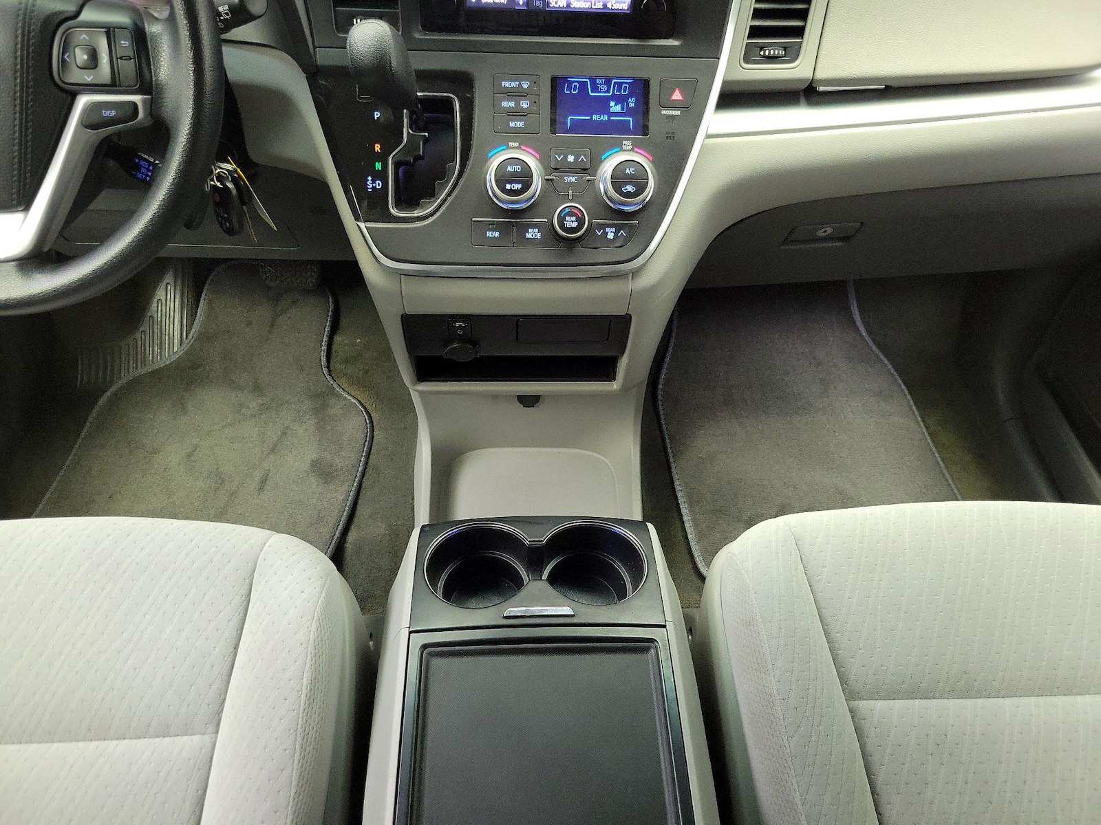 2017 Toyota Sienna LE - Photo 18