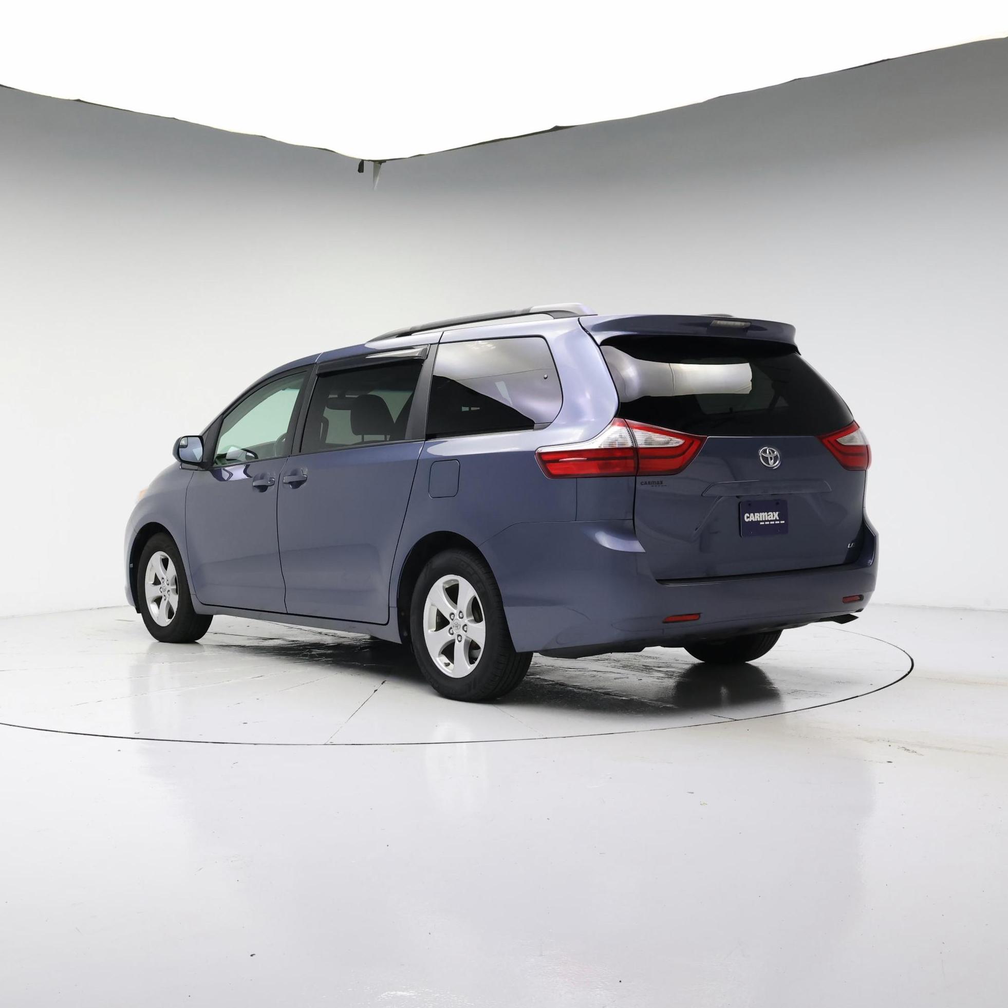 Thumbnail: 2017 Toyota Sienna - 2