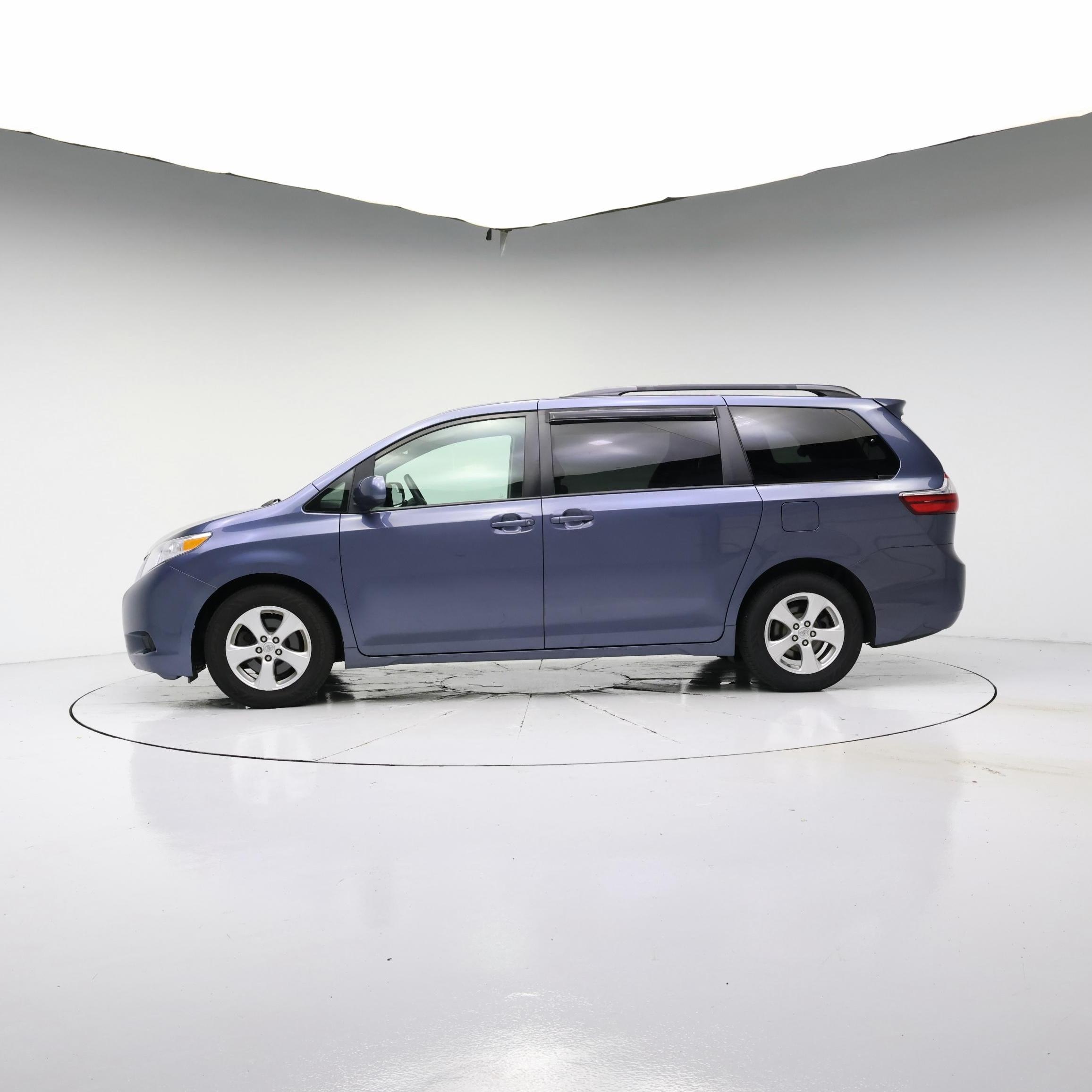Thumbnail: 2017 Toyota Sienna - 3