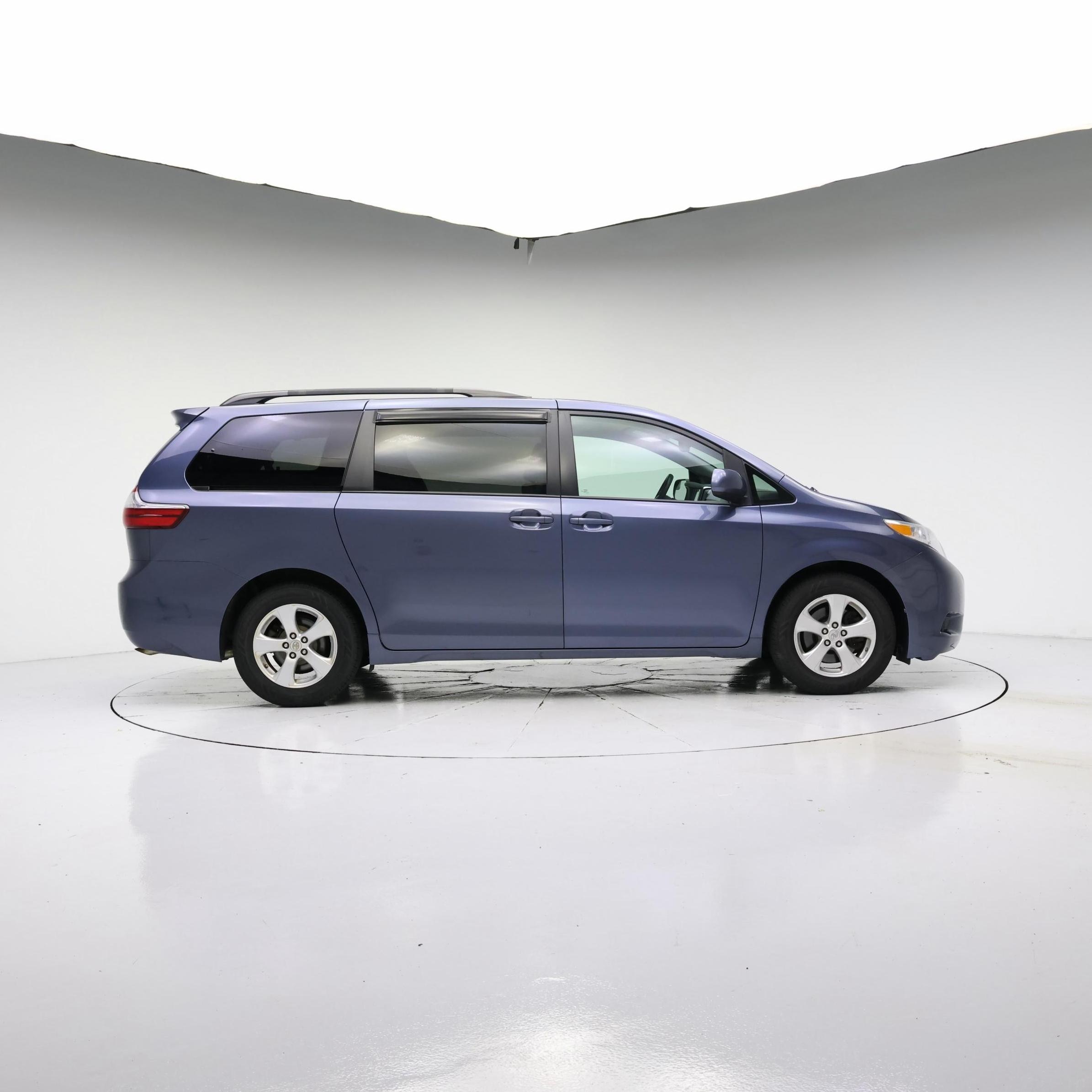 Thumbnail: 2017 Toyota Sienna - 7