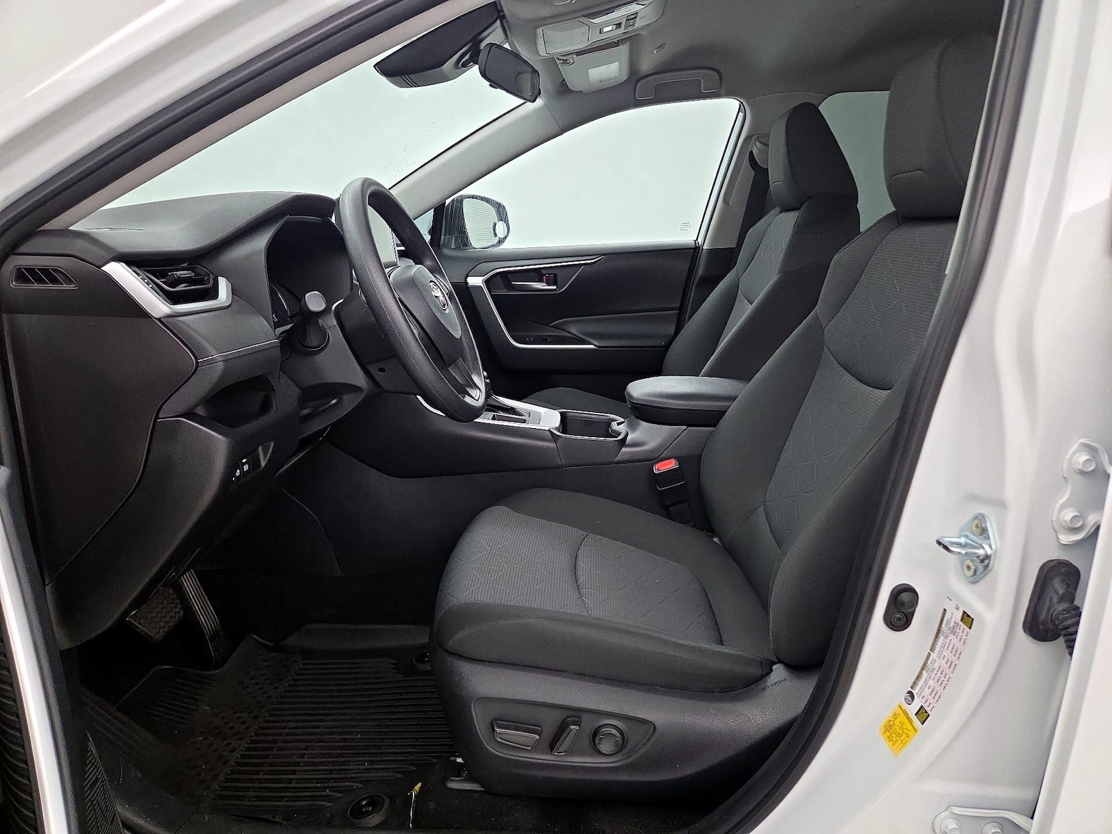 2025 Toyota RAV4 XLE - Photo 12