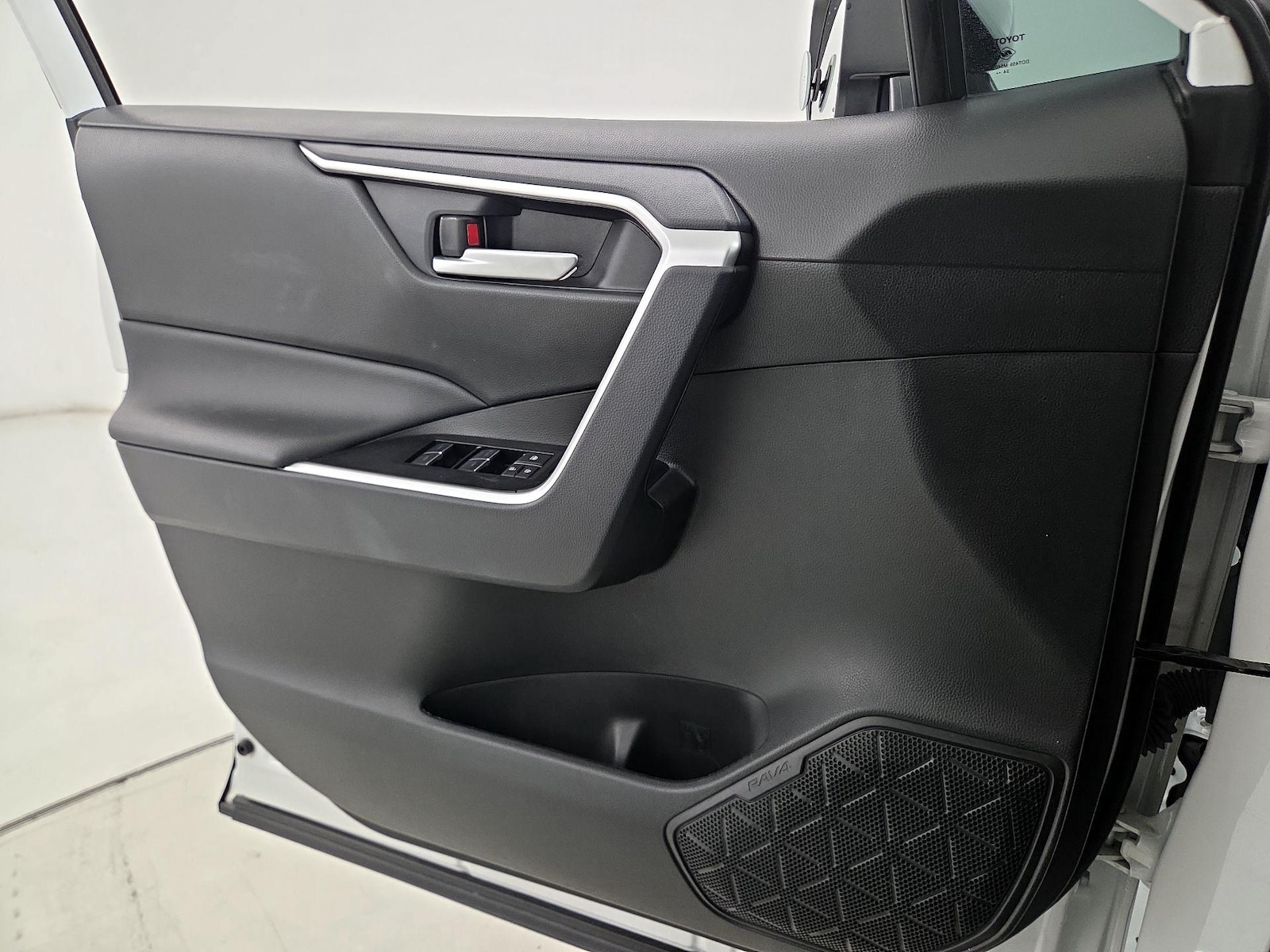 2025 Toyota RAV4 XLE - Photo 13