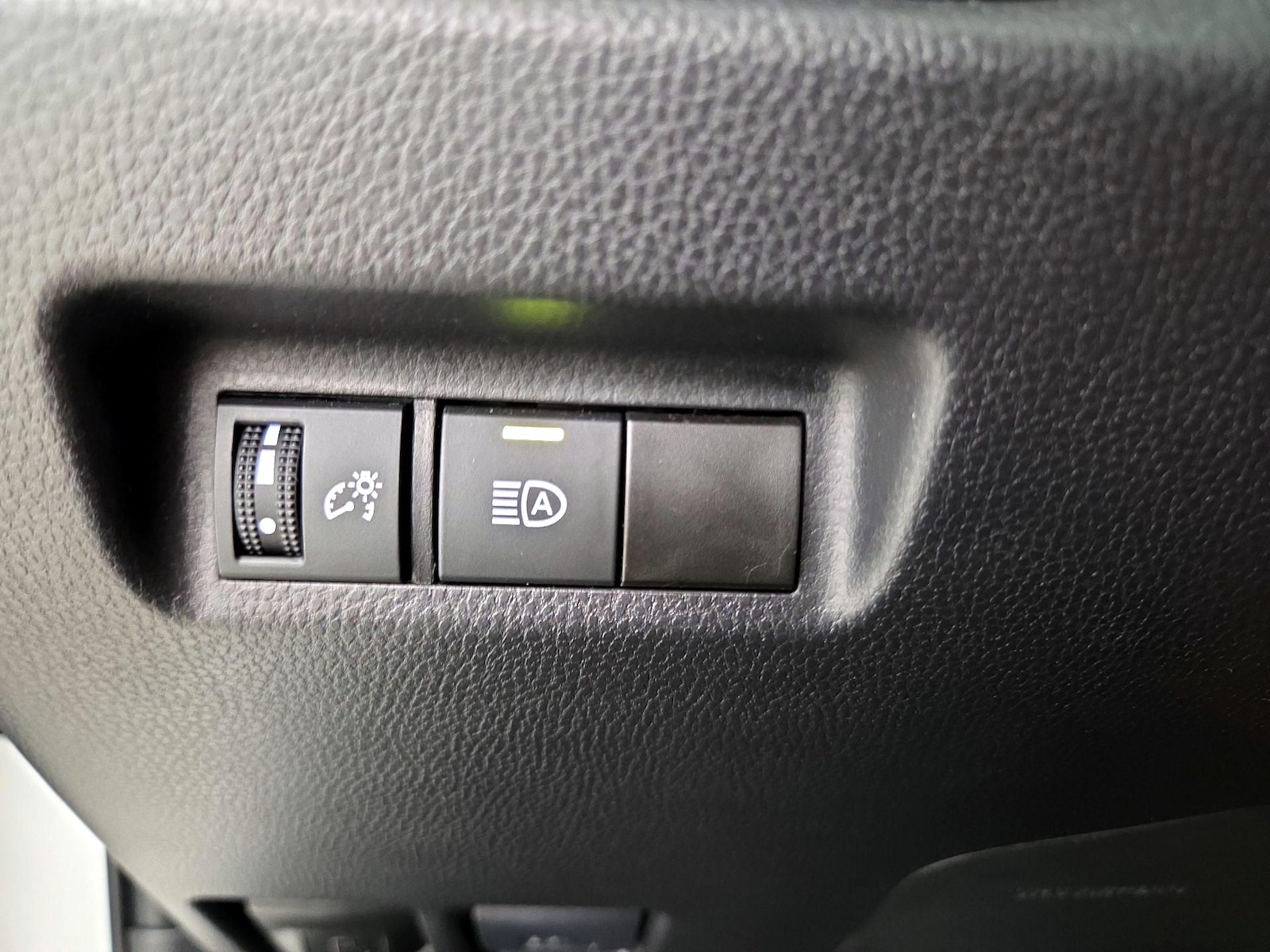 2025 Toyota RAV4 XLE - Photo 14
