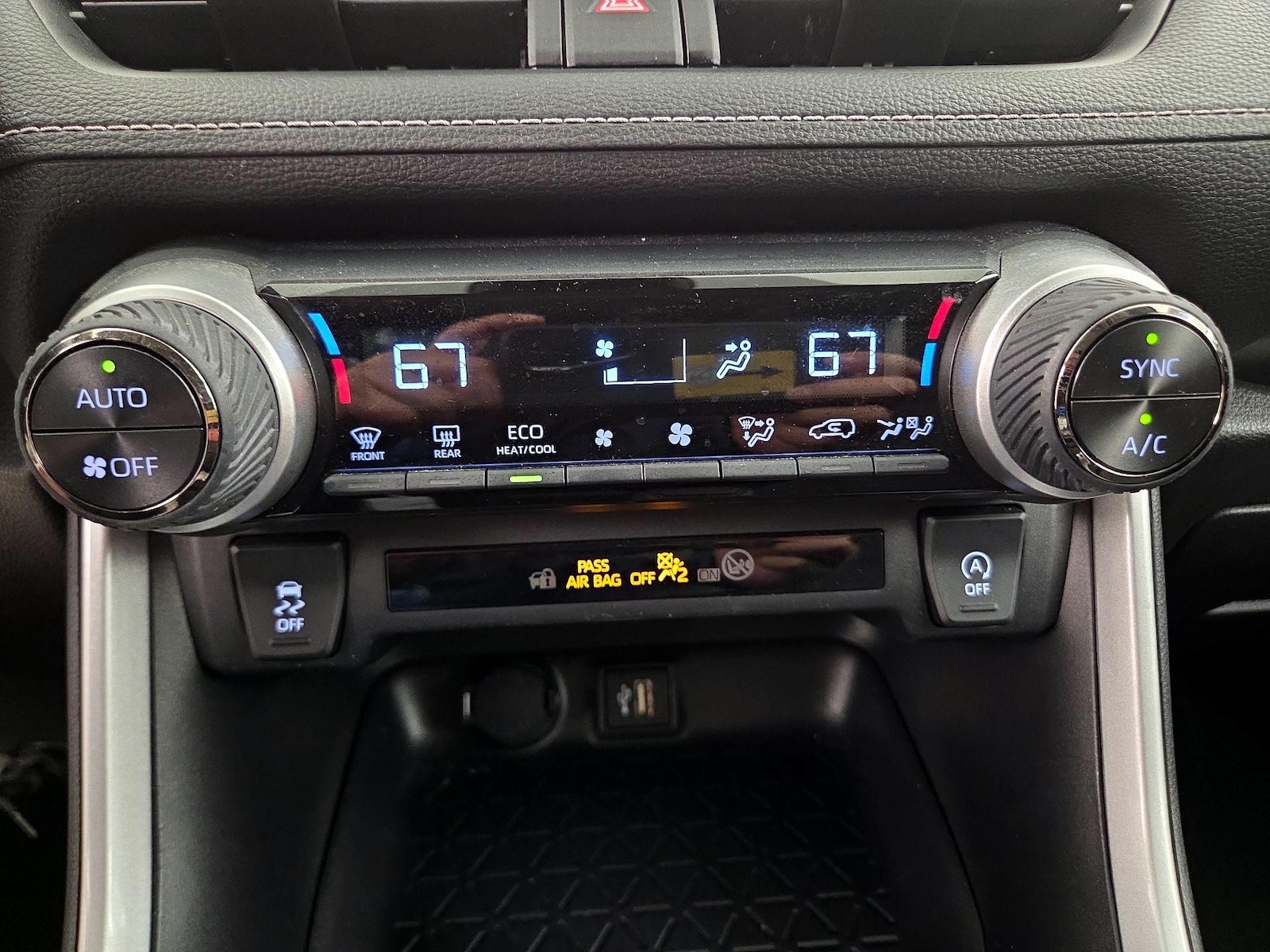 2025 Toyota RAV4 XLE - Photo 17