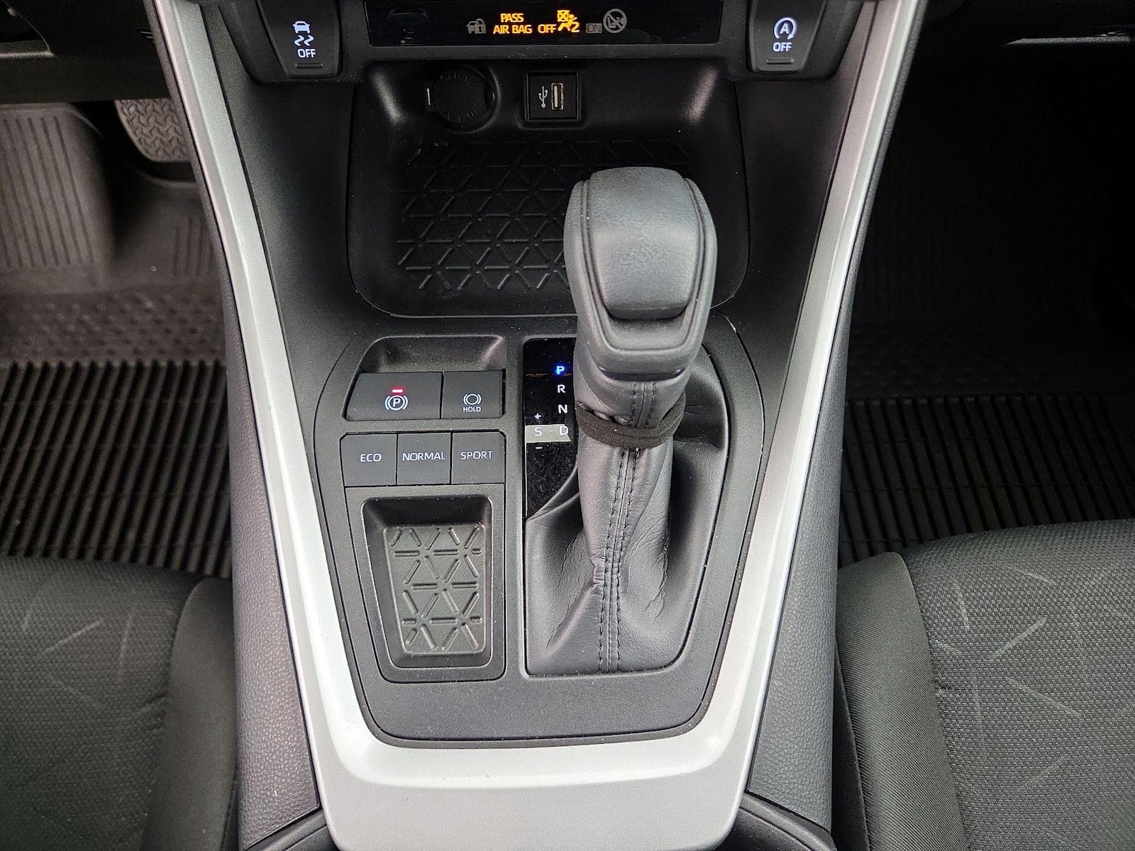 2025 Toyota RAV4 XLE - Photo 18