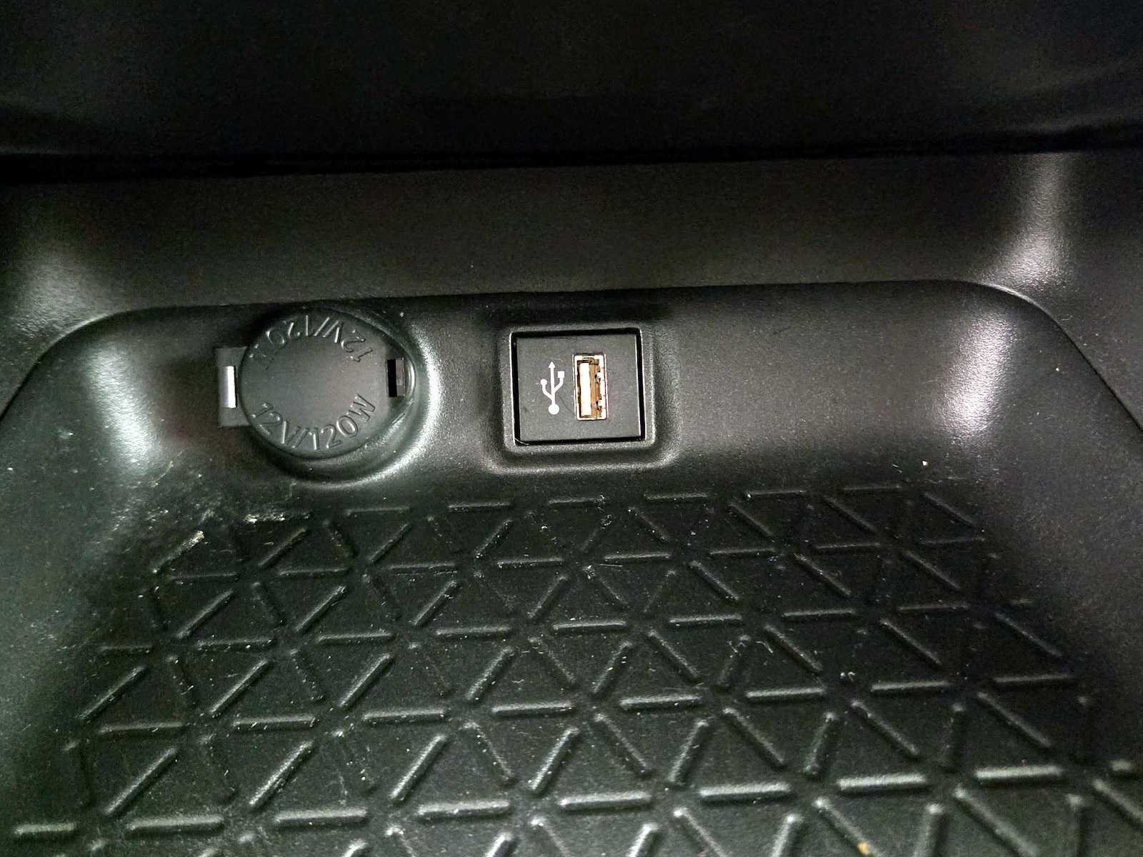 2025 Toyota RAV4 XLE - Photo 19