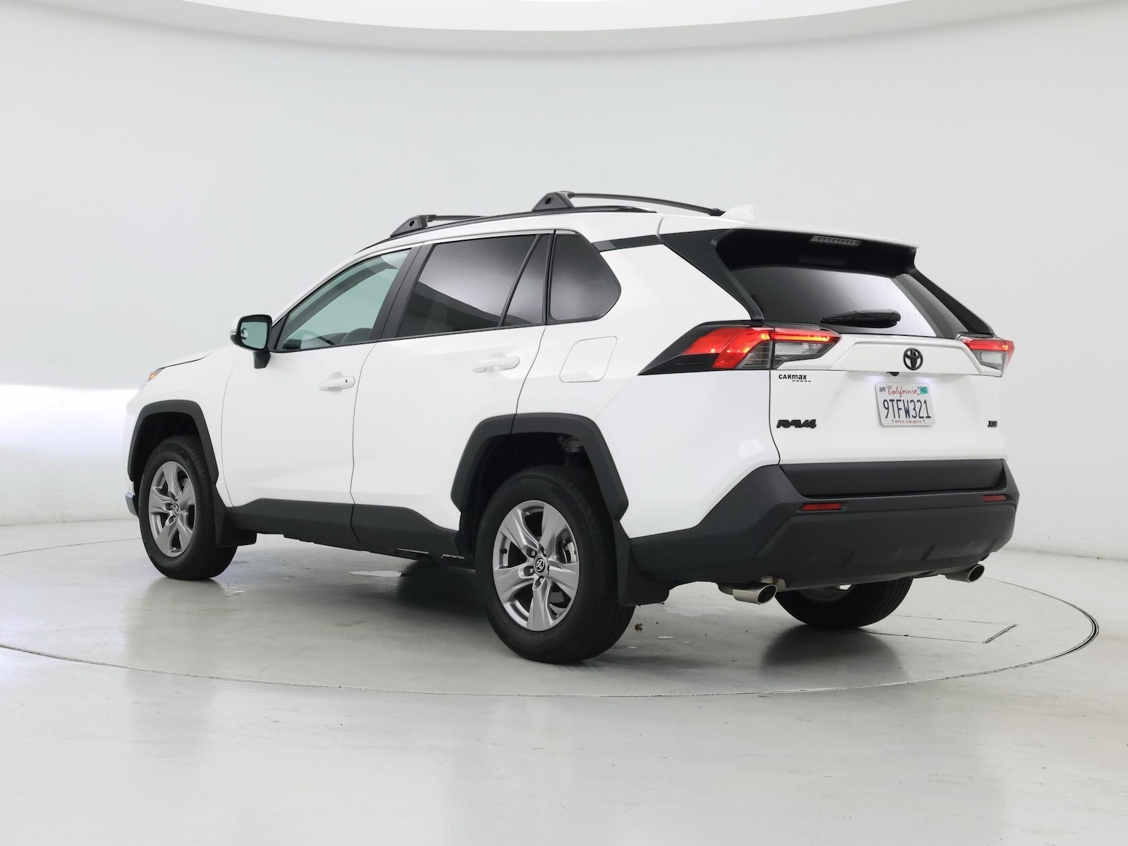 2025 Toyota RAV4 XLE - Photo 3