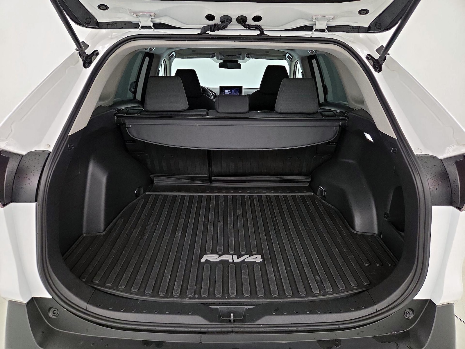 2025 Toyota RAV4 XLE - Photo 21