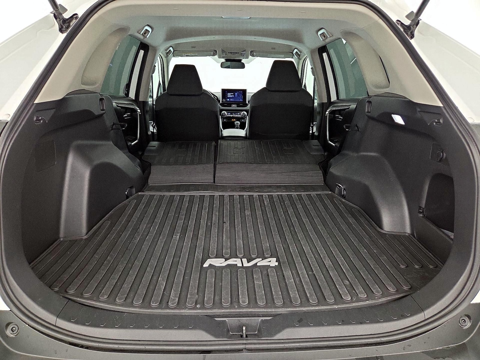 2025 Toyota RAV4 XLE - Photo 22