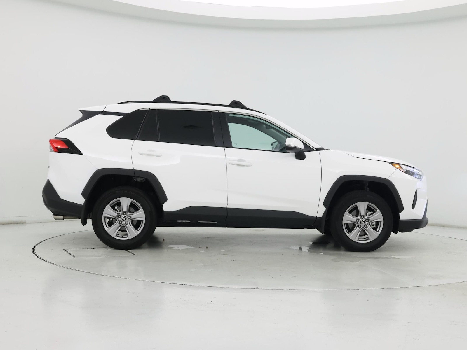2025 Toyota RAV4 XLE - Photo 8