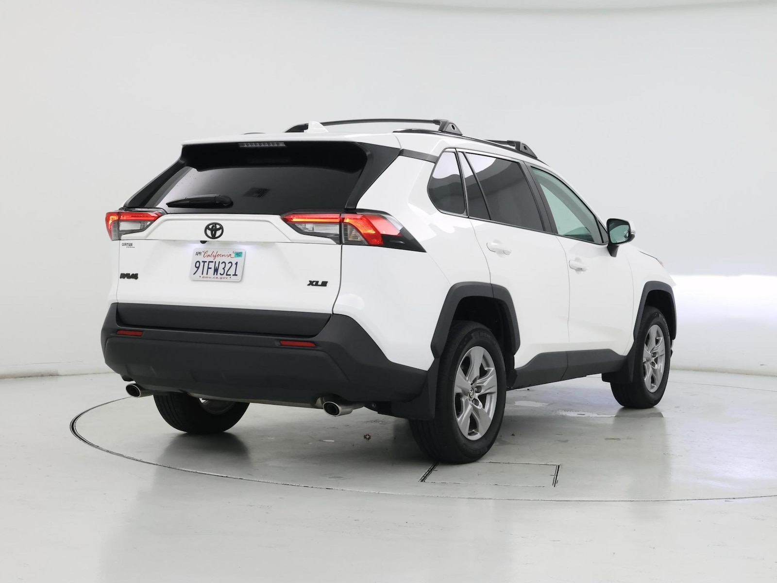 2025 Toyota RAV4 XLE - Photo 9