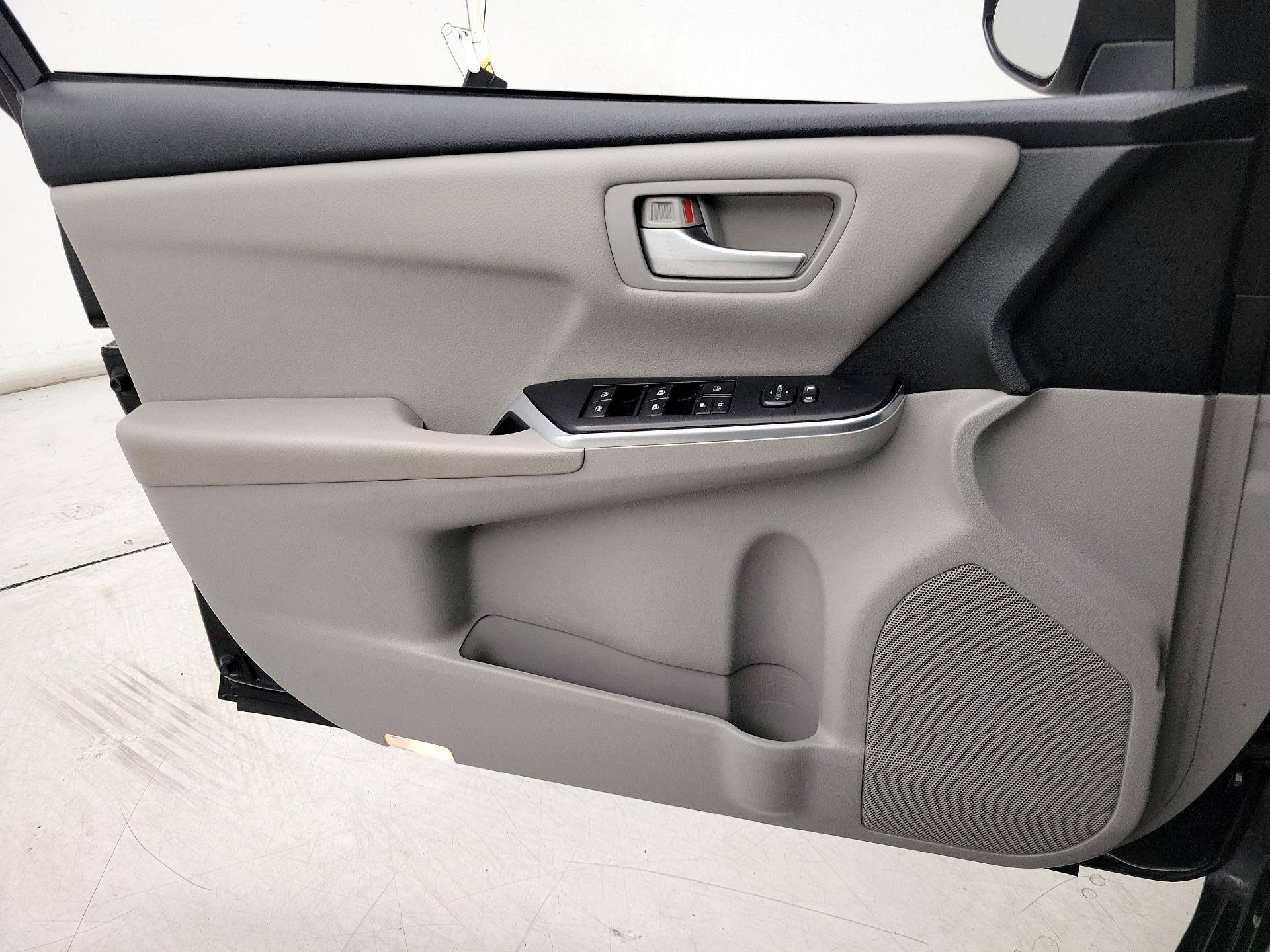 Thumbnail: 2017 Toyota Camry - 12