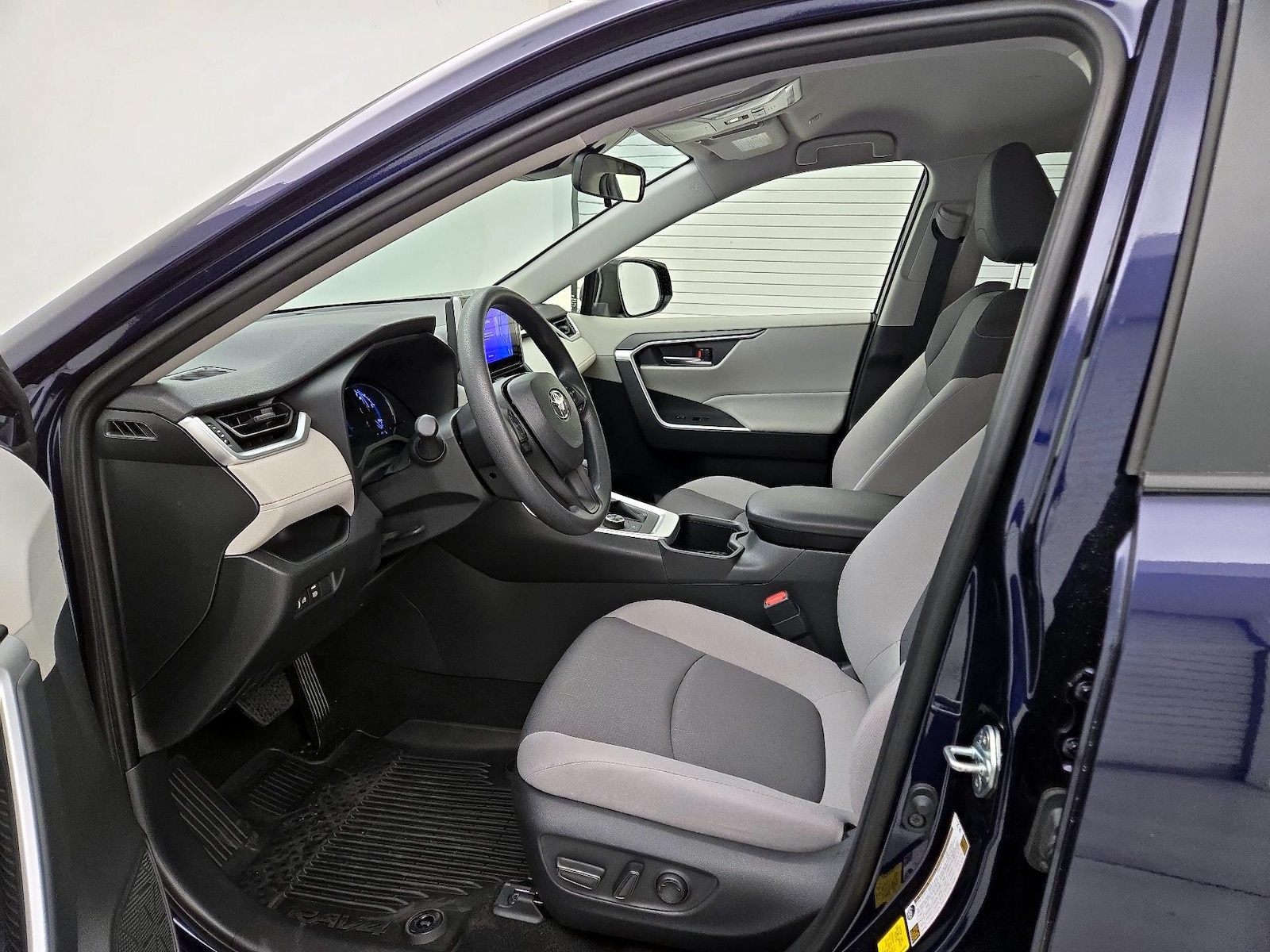 2025 Toyota RAV4 XLE - Photo 12