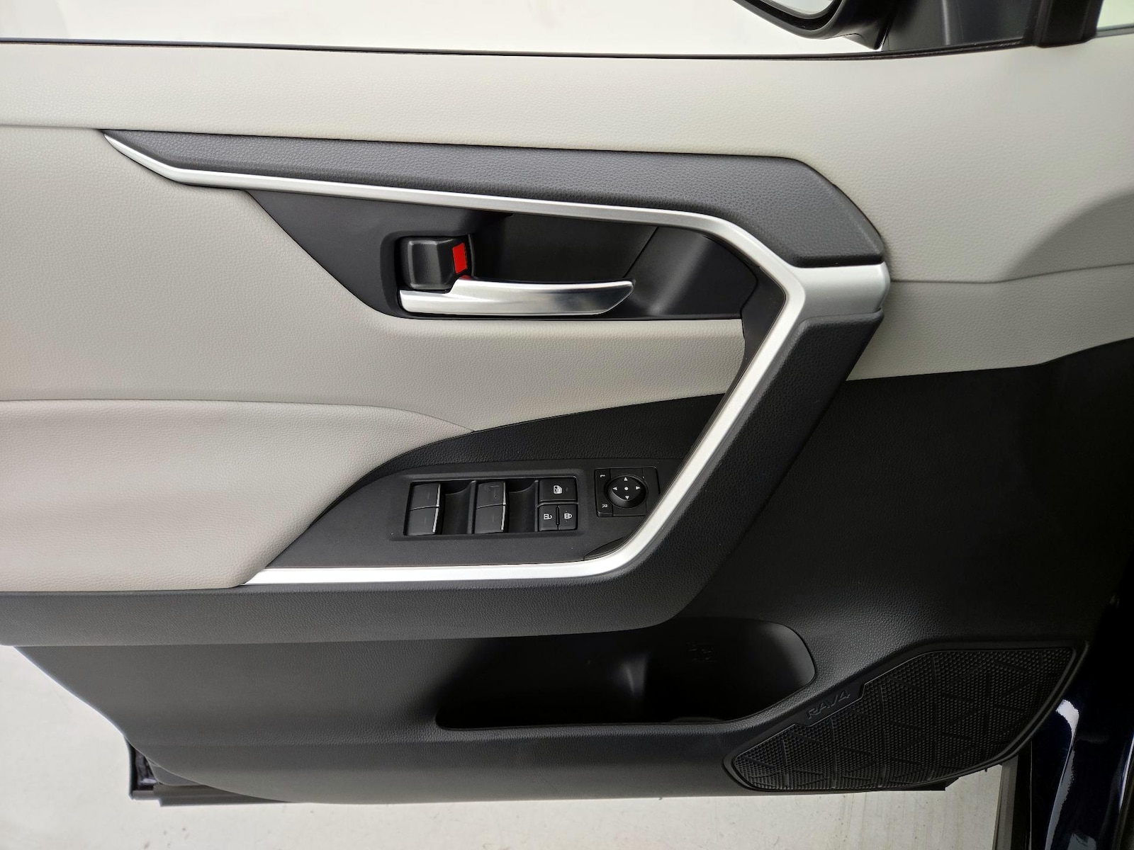 2025 Toyota RAV4 XLE - Photo 13